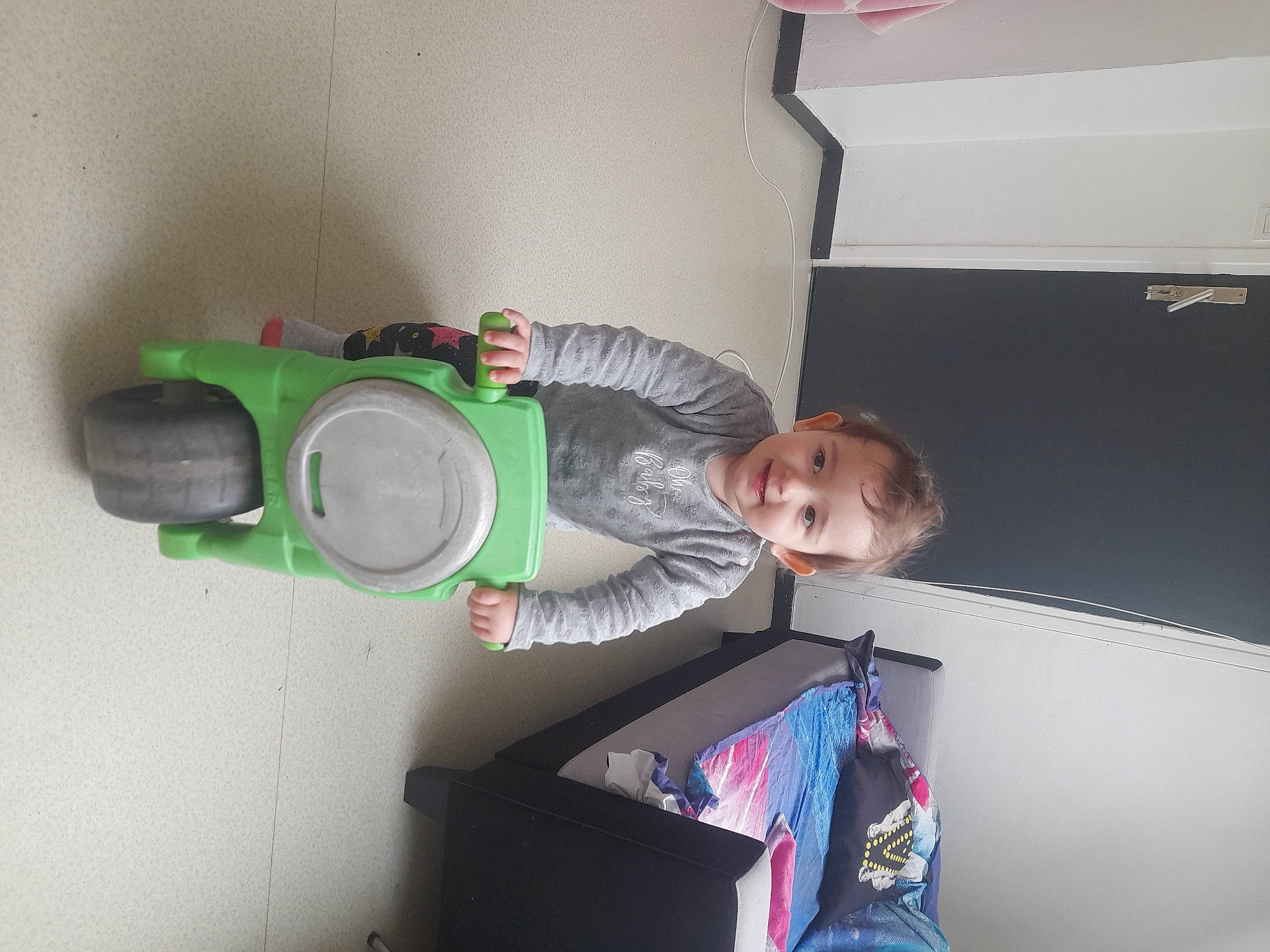 Naima a rejoint le concours — aidez-le/la à gagner de superbes lots ! ceiling, child, comfort, elbow, fun, joy, machine, person, plaster, room, sleeve, t_shirt, toddler, wrist