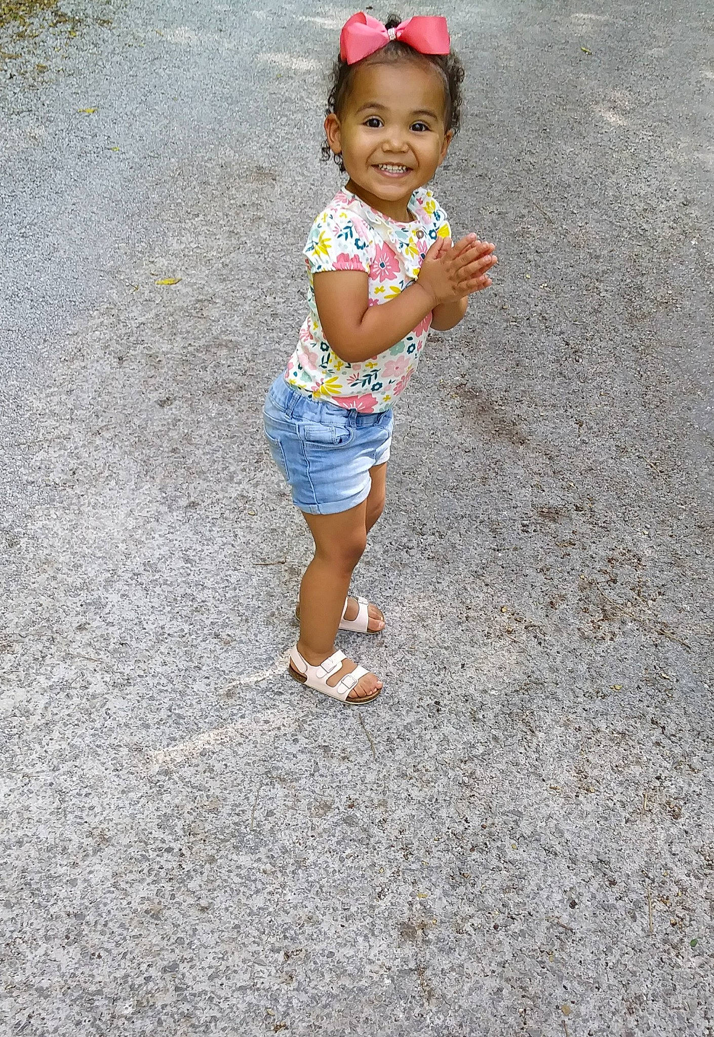 Alegna is registered to the contest to win money with this photo: barefoot, child, fun, happy, joy, people, person, plant, play, skin, smile, summer, toddler, vacation, white, yellow