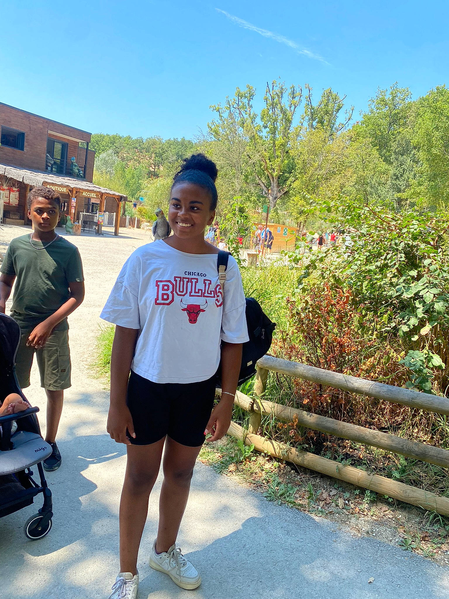 Chanel a rejoint le concours — aidez-le/la à gagner de superbes lots ! asphalt, eyewear, fence, footwear, fun, happy, hat, joy, leg, leisure, person, plant, recreation, road, shoe, shorts, sky, smile, sneakers, summer