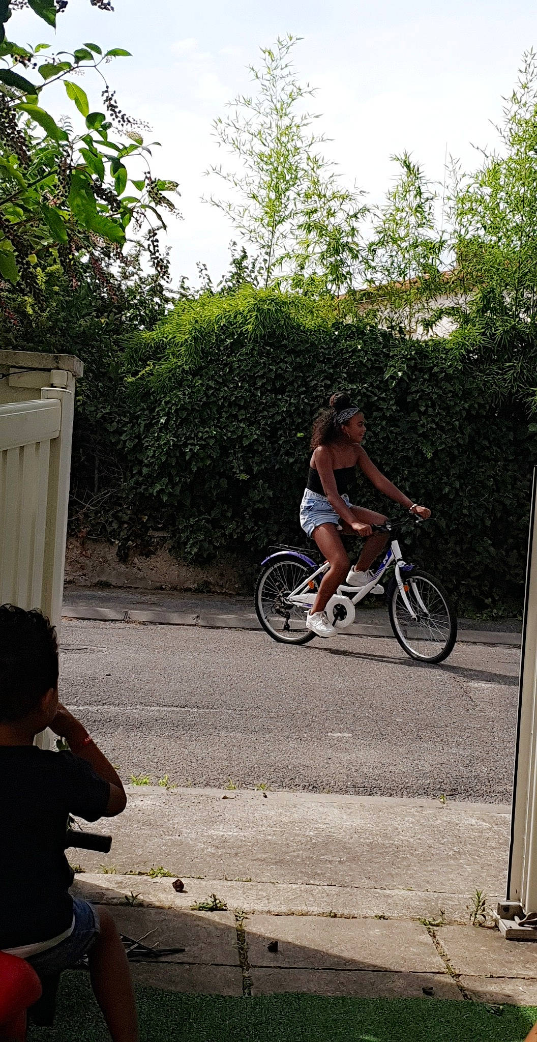 Chanel a rejoint le concours — aidez-le/la à gagner de superbes lots ! bicycle, bicycle_accessory, bicycle_chain, bicycle_drivetrain_part, bicycle_fork, bicycle_frame, bicycle_handlebar, bicycle_part, bicycle_pedal, bicycle_saddle, bicycle_stem, bicycle_tire, bicycle_wheel, bicycle_wheel_rim, bicycles_equipment_and_supplies, cycling, groupset, hybrid_bicycle, mammal, person