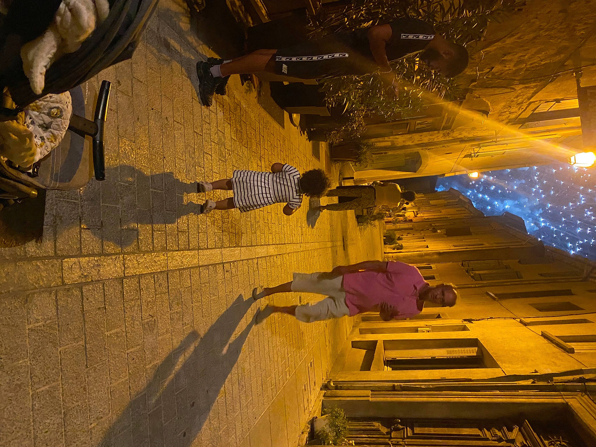 Maliyah a rejoint le concours — aidez-le/la à gagner de superbes lots ! automotive_tire, building, ceiling, electricity, engineering, flooring, fun, landscape, lighting, night, pedestrian, person, shadow, soil, space, street_light, tints_and_shades, visual_arts, wood, world