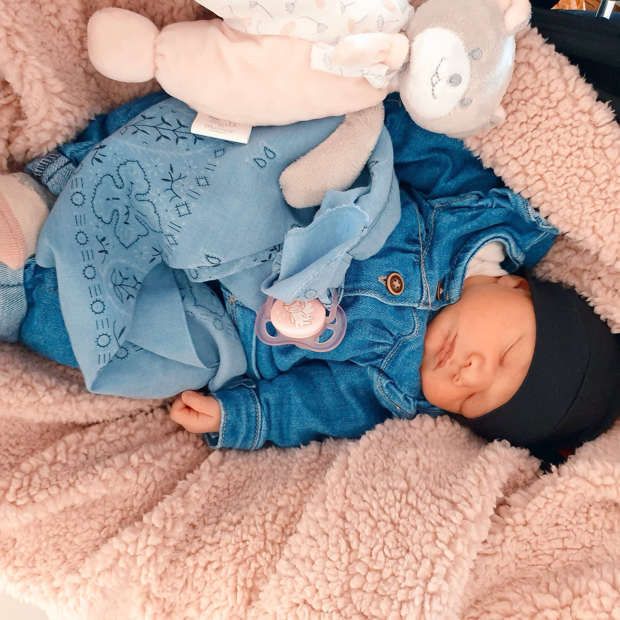 Maliyah a rejoint le concours — aidez-le/la à gagner de superbes lots ! baby, baby_products, baby_sleeping, baby_toddler_clothing, baby_toys, bedtime, blanket, child, comfort, headwear, linens, nap, person, plush, sleep, stuffed_toy, teddy_bear, toddler, toy