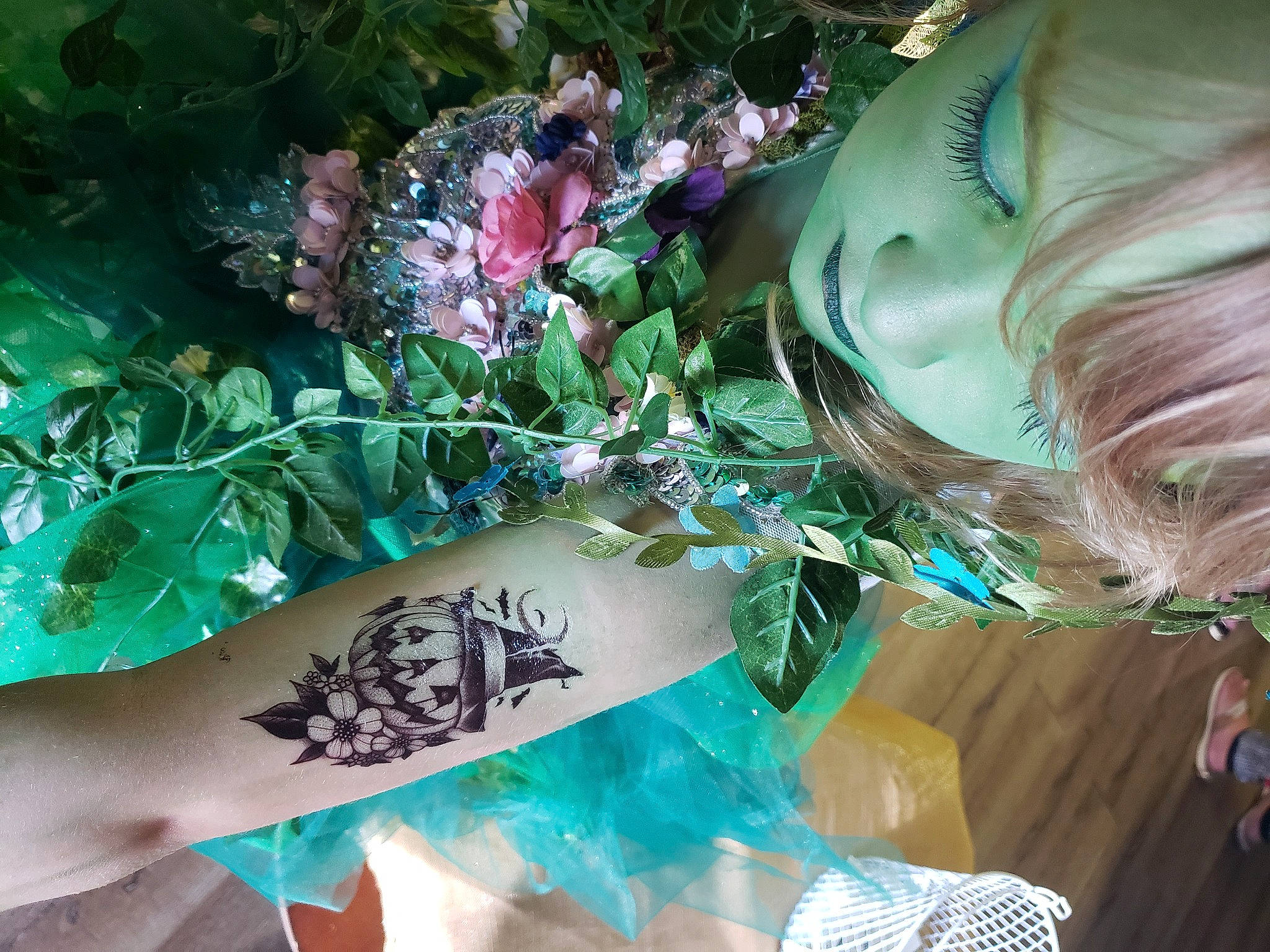 Mia is registered to the contest to win money with this photo: aqua, cut_flowers, electric_blue, fashion_accessory, floral_design, flower, flower_arranging, grass, green, hand, hat, headpiece, human_leg, jewellery, leaf, person, petal, plant, rose, textile