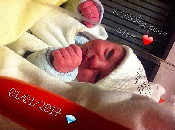 Maheddine participe au concours pour gagner de l'argent avec cette photo : baby, baby_products, baby_safety, baby_sleeping, baby_toddler_clothing, bedtime, carmine, cheek, child, comfort, flesh, font, headwear, linens, nap, nose, person, room, service, skin