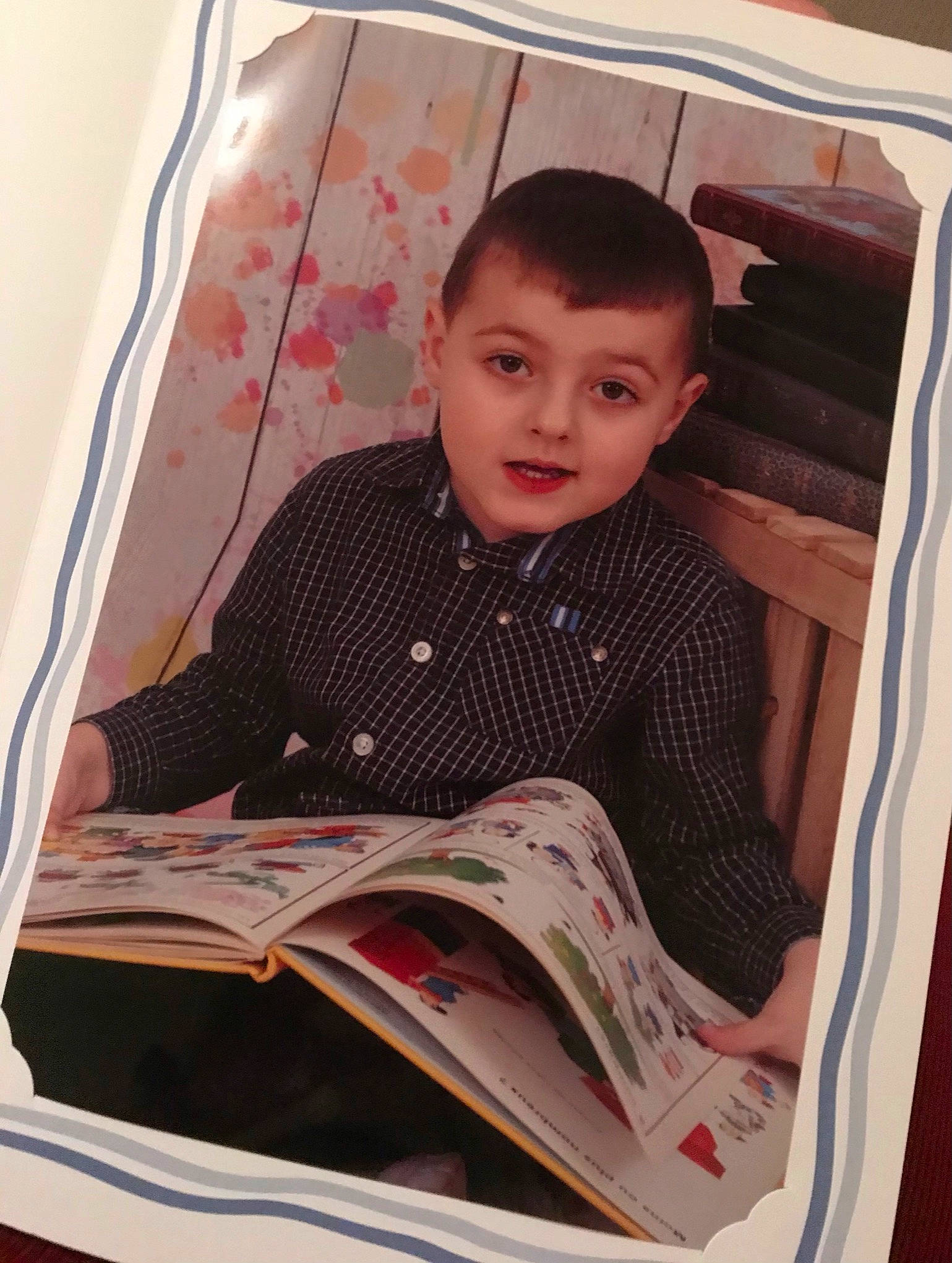 Maheddine a rejoint le concours — aidez-le/la à gagner de superbes lots ! book, carmine, chair, child, comfort, design, face, fun, lap, pattern, person, plaid, publication, reading, room, sitting, sleeve, t_shirt, tartan, textile