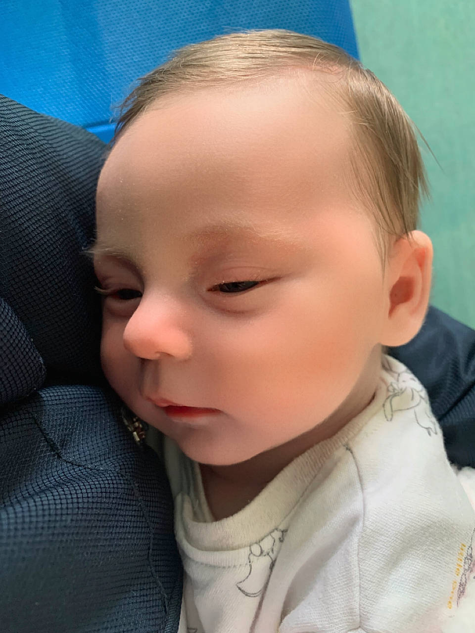 Cataleya a rejoint le concours — aidez-le/la à gagner de superbes lots ! baby, baby_products, baby_toddler_clothing, cheek, child, chin, comfort, ear, eyebrow, eyelash, forehead, iris, neck, no_expression, nose, pattern, person, sitting, skin, sleeve