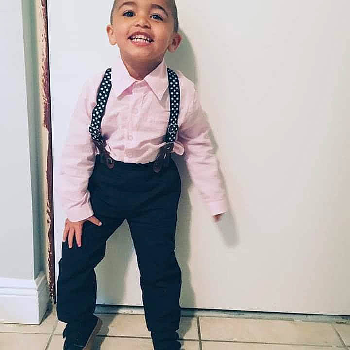 Ziare is registered to the contest to win money with this photo: baby_toddler_clothing, blazer, bow_tie, collar, denim, dress_shirt, electric_blue, fashion_design, formal_wear, gesture, happy, joy, outerwear, pattern, person, sleeve, standing, street_fashion, t_shirt, tie