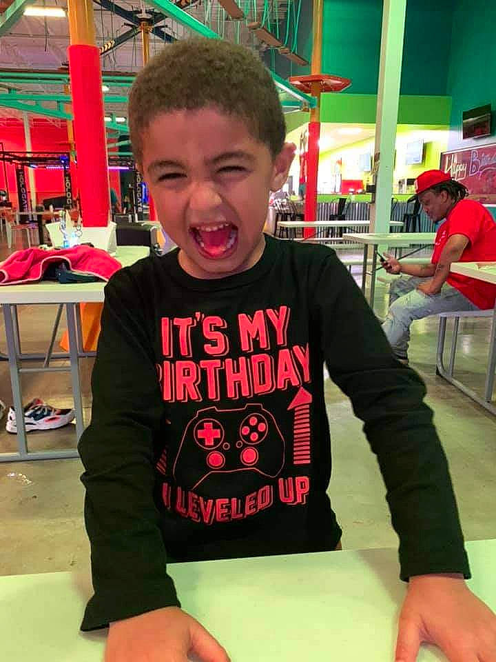 Ziare is registered to the contest to win money with this photo: black, chair, child, customer, desk, fun, hairstyle, happy, headwear, joint, leisure, person, recreation, room, sitting, sleeve, standing, t_shirt, table, thumb