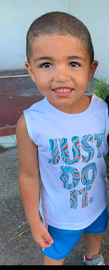 Ziare is registered to the contest to win money with this photo: azure, baby_toddler_clothing, black, blue, cheek, cool, eye, forehead, happy, head, joy, lip, neck, nose, organ, person, skin, sleeve, smile, t_shirt