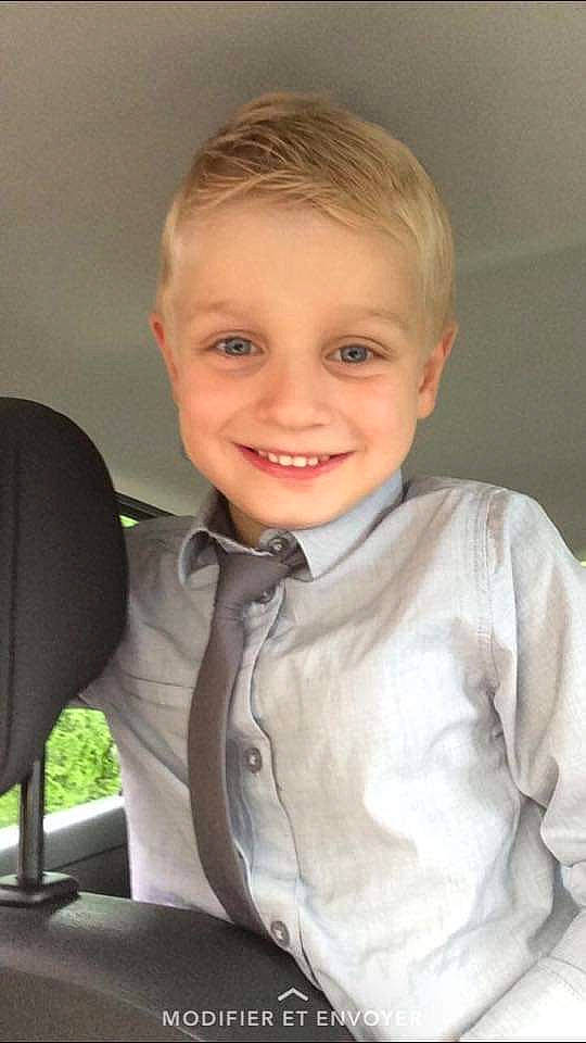 Natan participe au concours pour gagner de l'argent avec cette photo : arm, blond, cheek, child, child_model, chin, face, facial_expression, forehead, hair, hairstyle, head, joy, nose, person, sitting, skin, smile, toddler