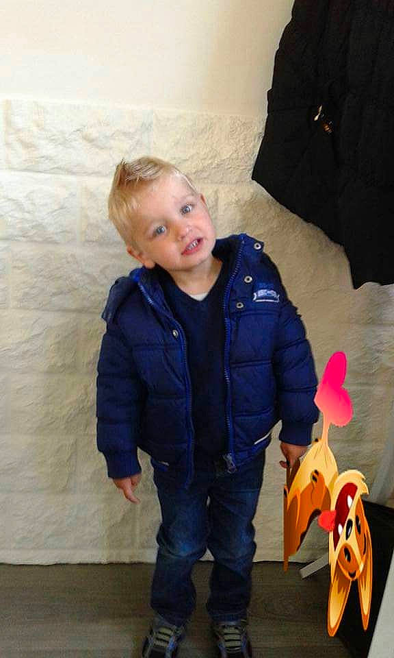 Natan a rejoint le concours — aidez-le/la à gagner de superbes lots ! cheek, child, coat, footwear, fun, jacket, jeans, outerwear, person, play, shoe, standing, toddler