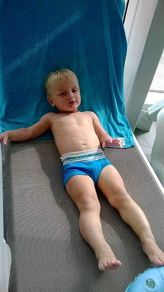 Natan a rejoint le concours — aidez-le/la à gagner de superbes lots ! baby, barefoot, briefs, child, diaper, leg, leisure, person, sitting, thigh, toddler, undergarment, vacation