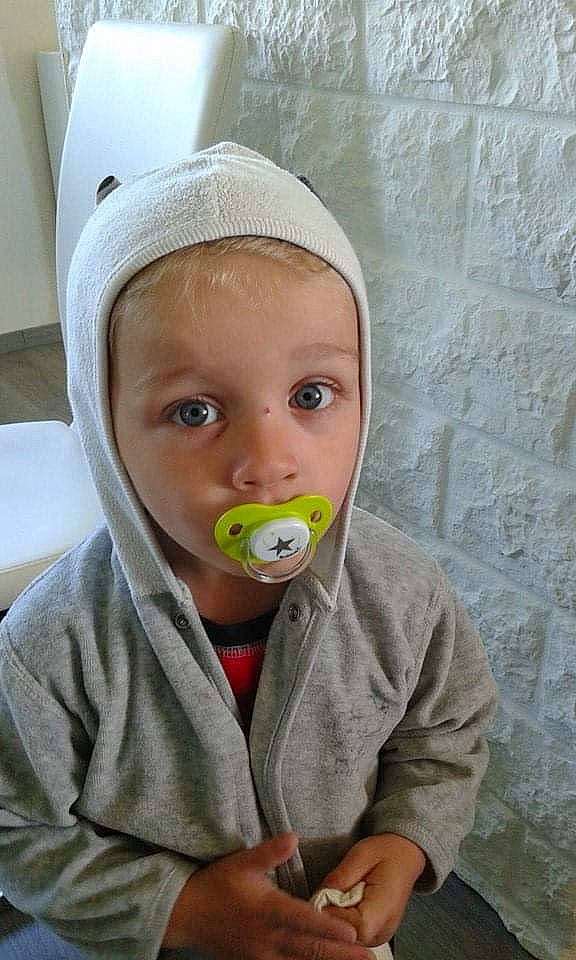 Natan participe au concours pour gagner de l'argent avec cette photo : baby, child, eye, head, headgear, mouth, person, smile, toddler