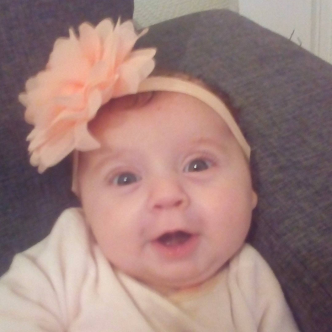 Soleya participe au concours pour gagner de l'argent avec cette photo : baby, baby_making_funny_faces, cheek, child, chin, face, facial_expression, fashion_accessory, forehead, hair_accessory, head, headgear, headpiece, lip, mouth, nose, person, pink, skin, smile