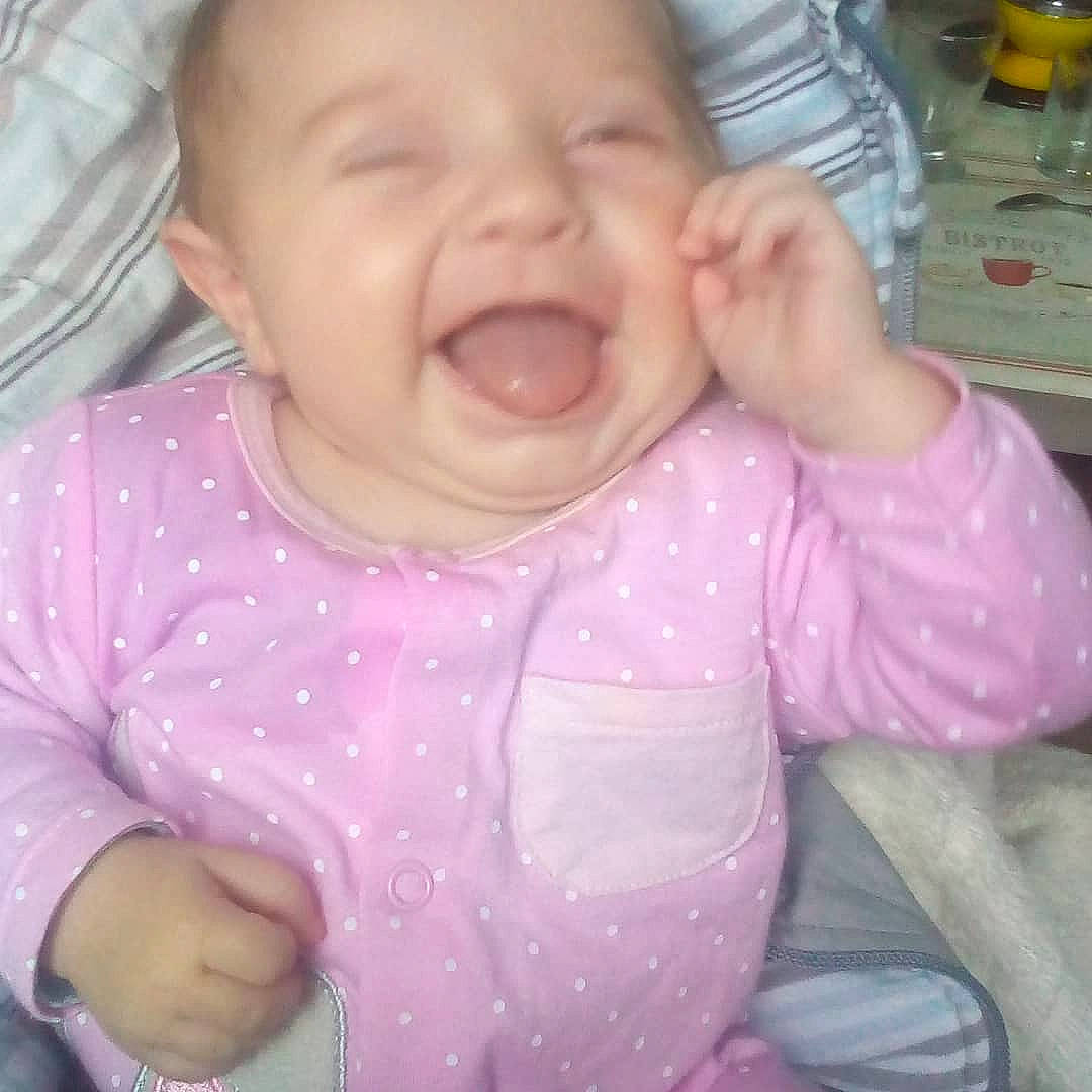 Soleya participe au concours pour gagner de l'argent avec cette photo : baby, baby_laughing, baby_making_funny_faces, cheek, child, face, facial_expression, happy, head, laugh, lip, mouth, nose, person, pink, skin, smile, toddler, tongue