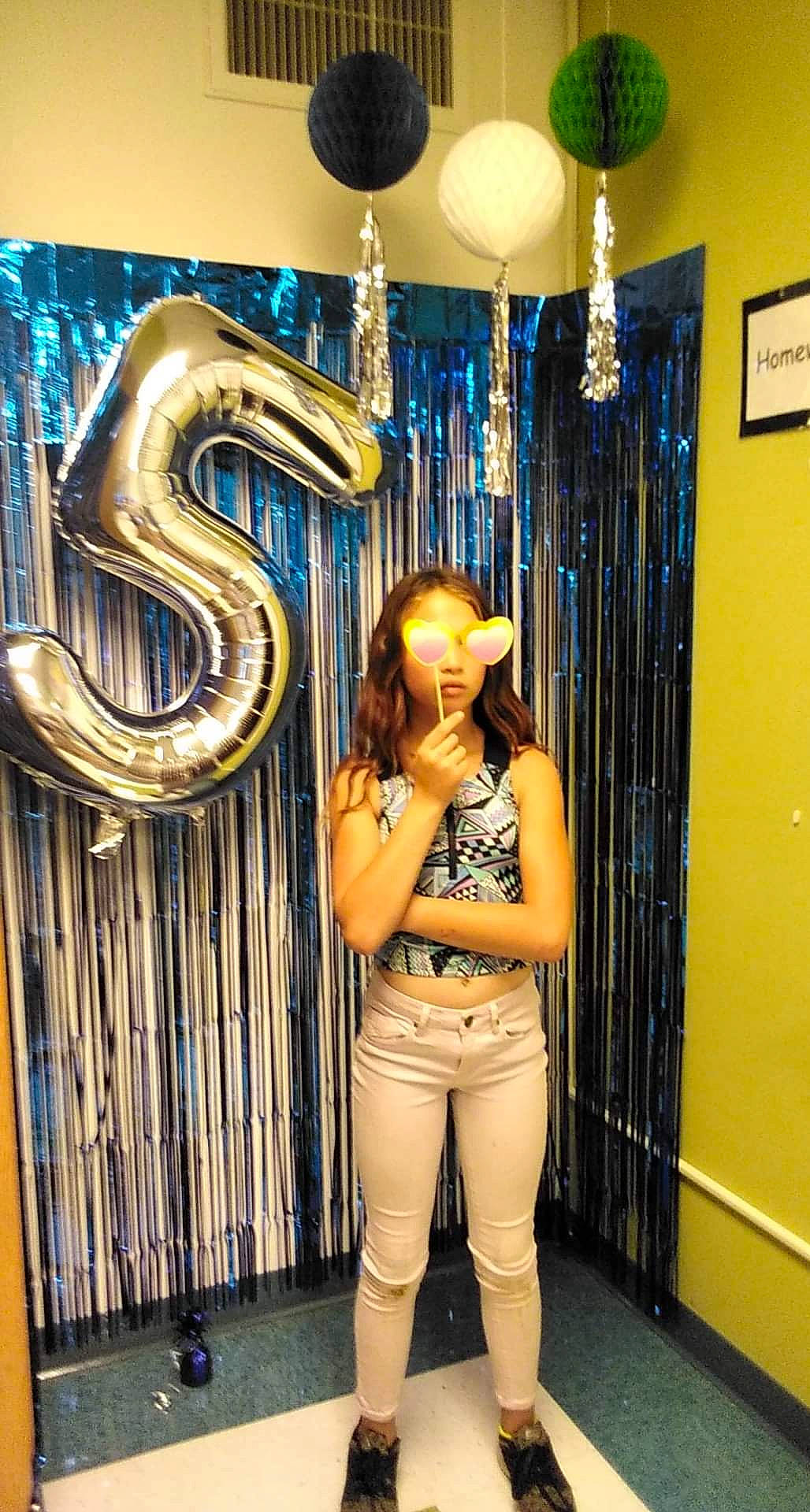 La'Kesha is registered to the contest to win money with this photo: bag, beauty, belt, denim, electric_blue, fashion, fashion_design, flooring, fun, human_leg, interior_design, leisure, lighting, metal, music, musical_instrument, organ, person, room, thigh