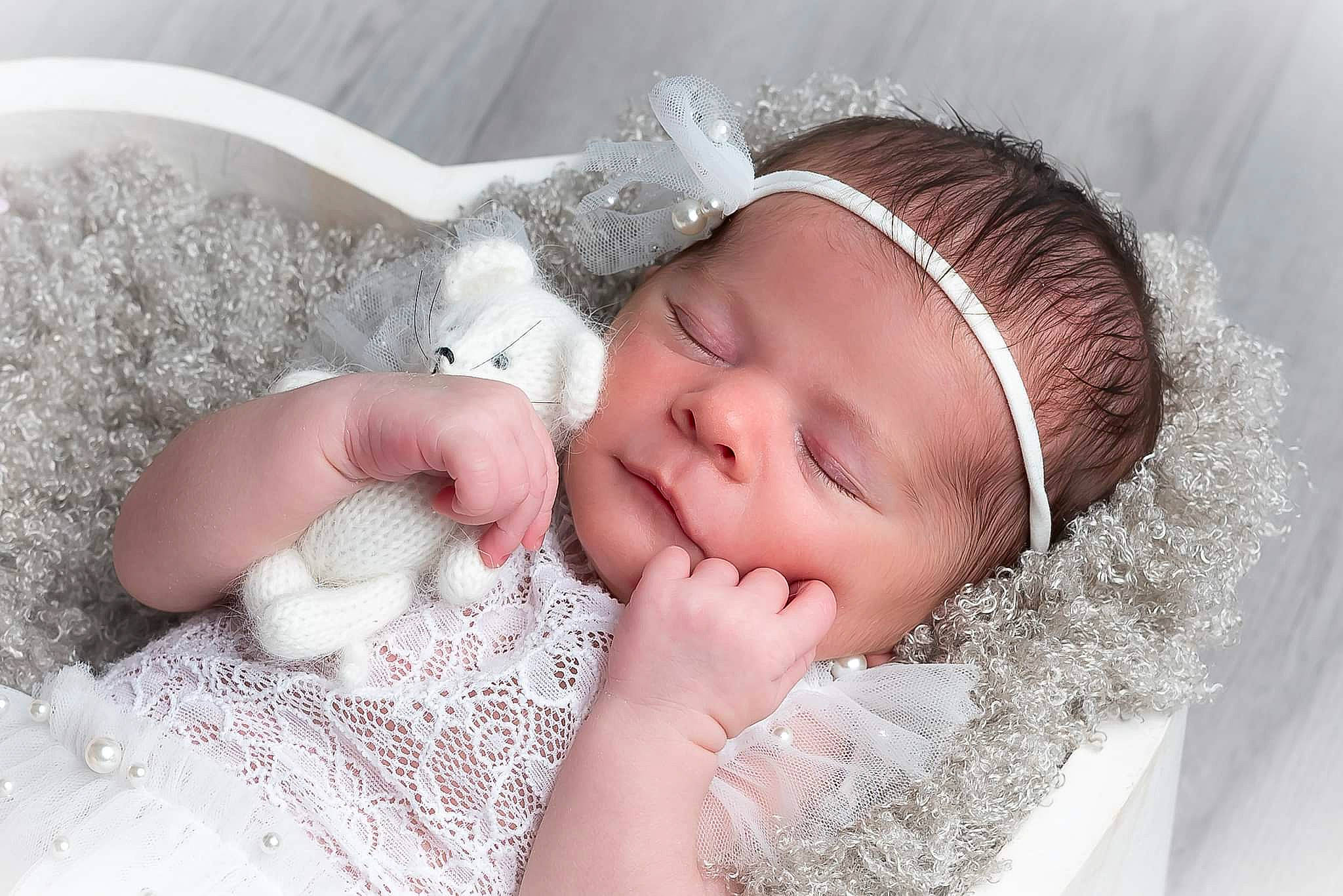 Eléanore a rejoint le concours — aidez-le/la à gagner de superbes lots ! baby, baby_sleeping, cheek, comfort, ear, eye, eyebrow, eyelash, face, facial_expression, head, lip, mammal, mouth, nose, organ, person, product, skin, textile