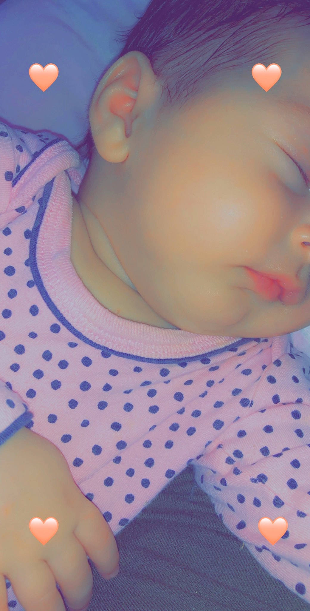Mira participe au concours pour gagner de l'argent avec cette photo : baby, blue, cheek, child, ear, face, forehead, head, lip, neck, nose, pattern, person, pink, polka_dot, skin, sleep, toddler