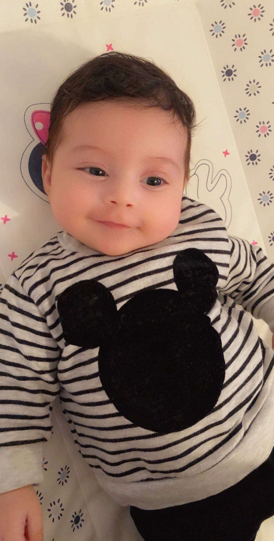 Mira participe au concours pour gagner de l'argent avec cette photo : baby, baby_toddler_clothing, black_hair, cheek, child, face, head, joy, neck, nose, person, skin, toddler