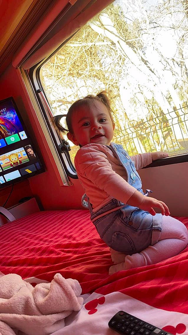 Talyana a rejoint le concours — aidez-le/la à gagner de superbes lots ! baby, baby_toddler_clothing, child, comfort, flooring, fun, human_leg, knee, leisure, magenta, person, play, recreation, room, sitting, tints_and_shades, toddler, tree, vacation, window
