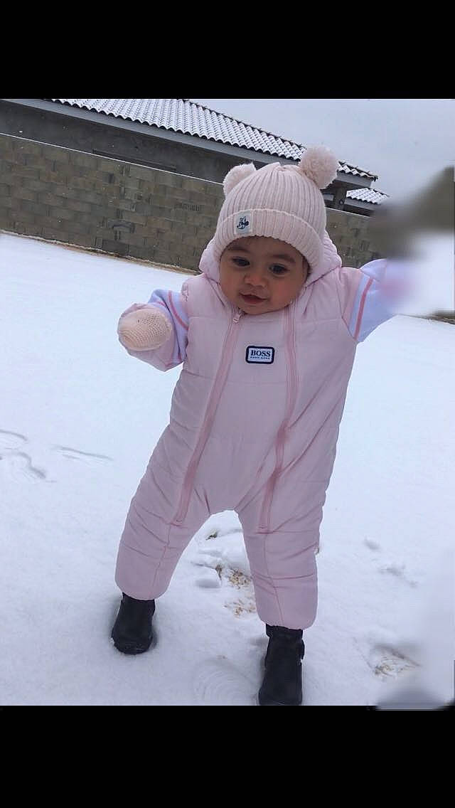 Talyana a rejoint le concours — aidez-le/la à gagner de superbes lots ! child, freezing, fun, fur, gesture, glove, happy, hat, headwear, hoodie, person, recreation, sleeve, smile, snow, toddler, winter