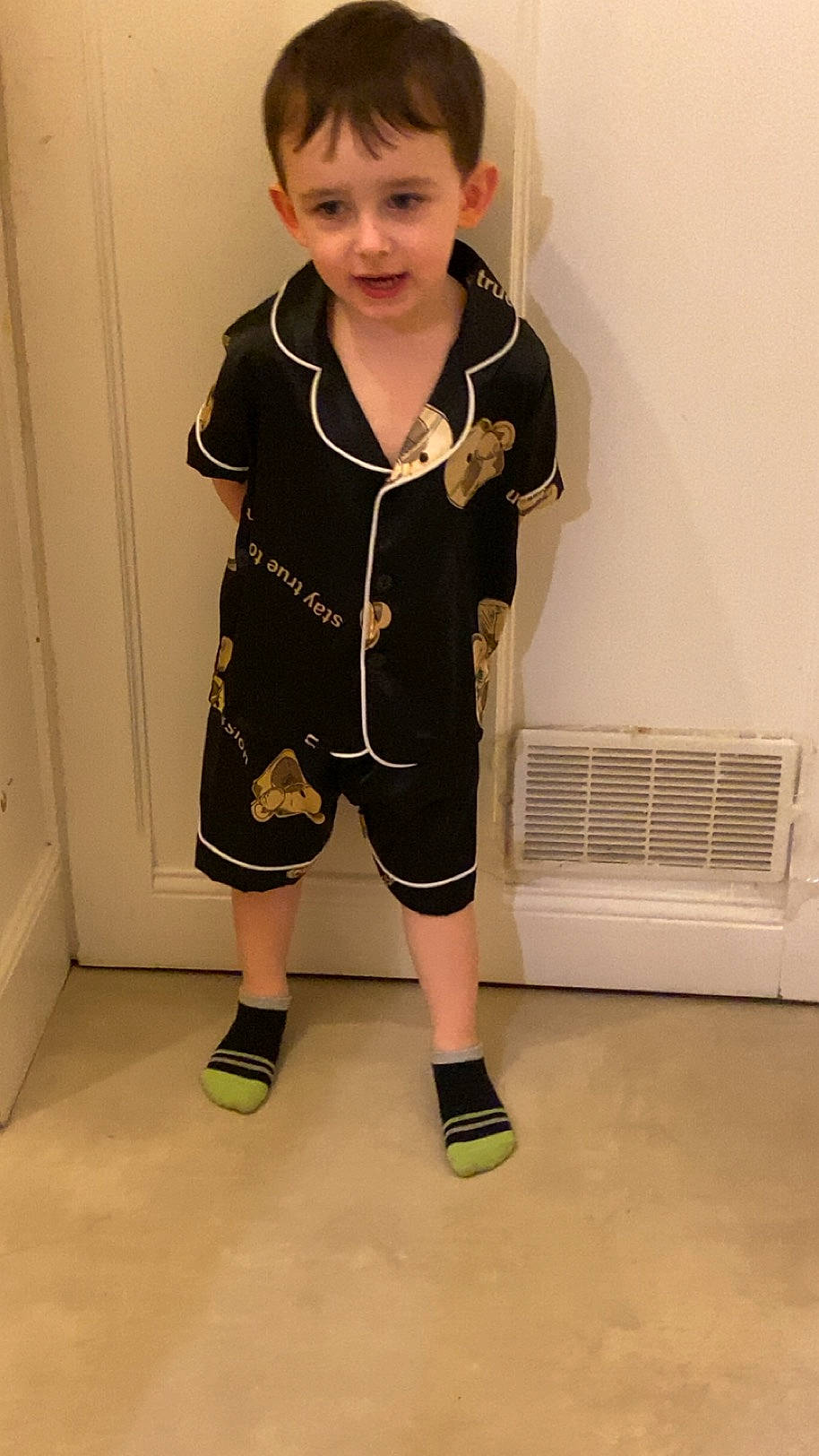 Ellios a rejoint le concours — aidez-le/la à gagner de superbes lots ! baby, baby_toddler_clothing, child, clothing, collar, door, dress, face, flooring, hair, human_leg, knee, leg, outerwear, pattern, person, shorts, sleeve, sportswear, t_shirt