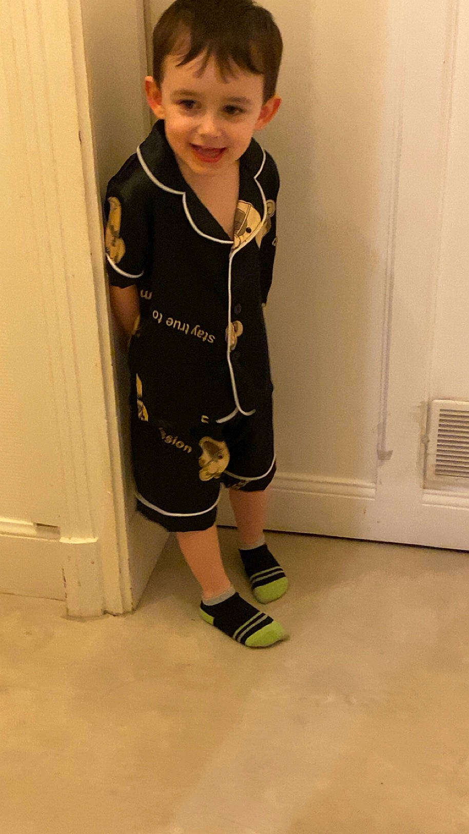 Ellios a rejoint le concours — aidez-le/la à gagner de superbes lots ! baby_toddler_clothing, child, clothing, collar, electric_blue, flooring, footwear, fun, happy, human_leg, joy, knee, leg, outerwear, pattern, person, sleeve, smile, sportswear, t_shirt