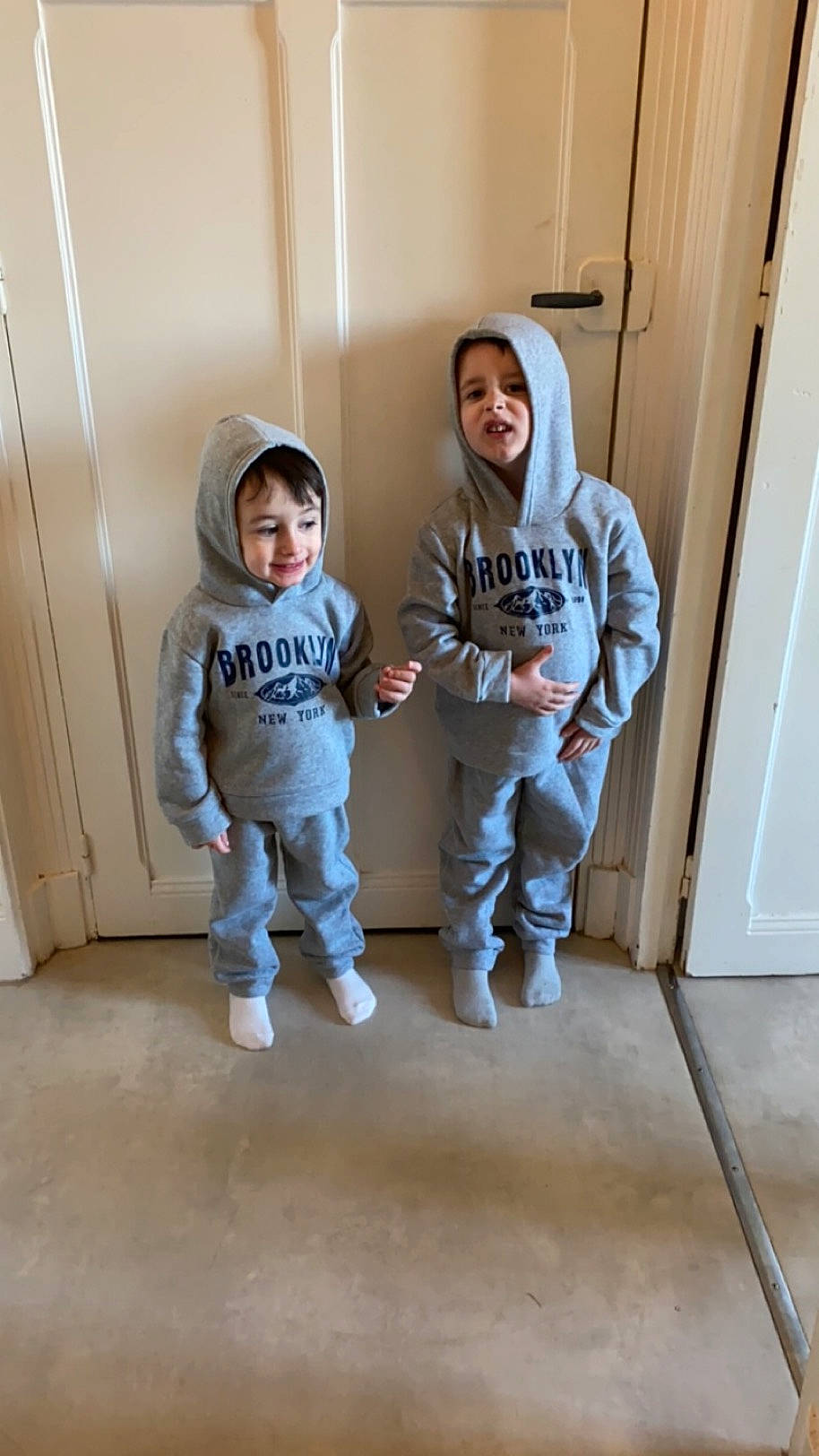 Ellios participe au concours pour gagner de l'argent avec cette photo : baby_toddler_clothing, child, comfort, door, floor, flooring, foot, fun, hardwood, joy, knee, leg, person, room, shoe, sleeve, sneakers, t_shirt, thigh, toddler