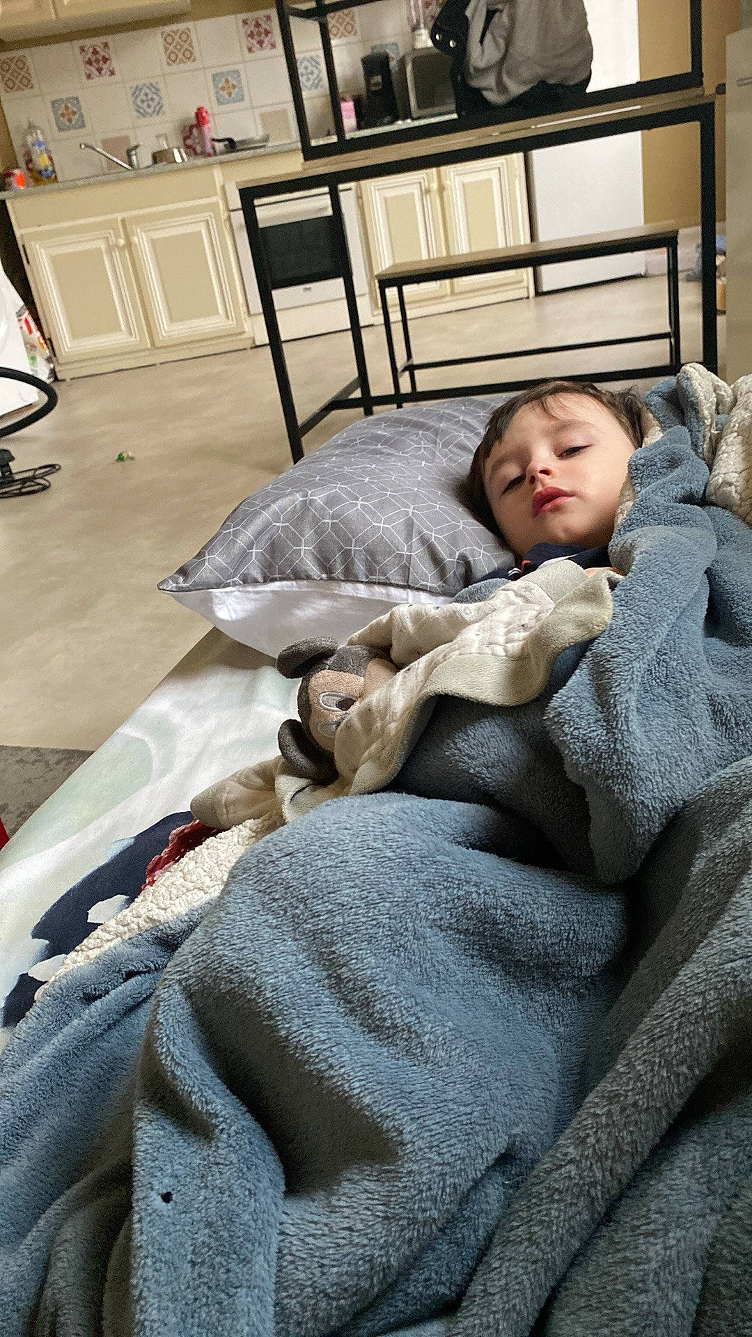 Ellios participe au concours pour gagner de l'argent avec cette photo : bedding, chair, comfort, companion_dog, domestic_short_haired_cat, drawer, felidae, floor, flooring, fur, grey, linens, luggage_and_bags, nap, person, room, sitting, sleep, textile, toddler