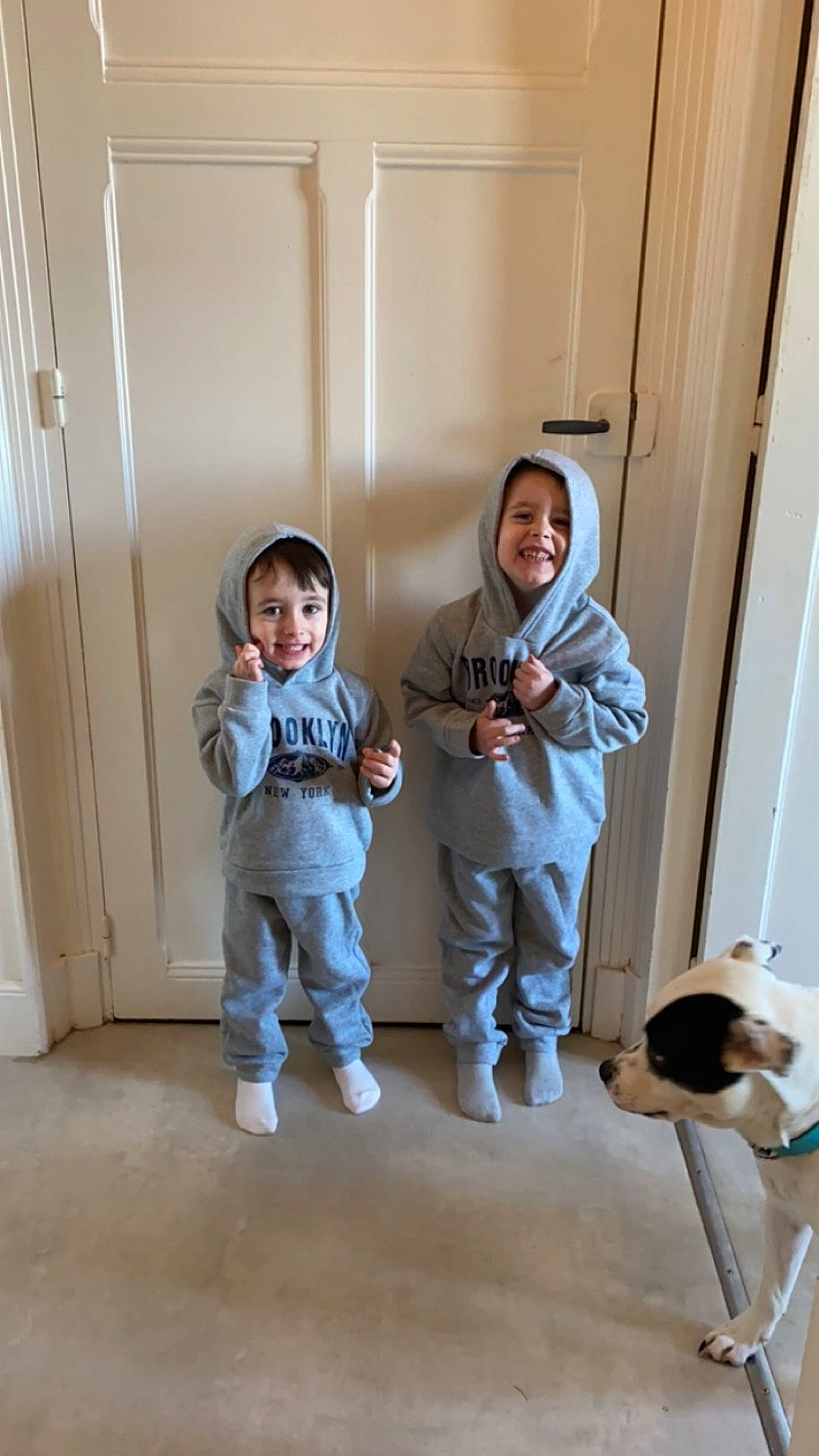 Jaylon participe au concours pour gagner de l'argent avec cette photo : baby_toddler_clothing, child, comfort, companion_dog, door, floor, flooring, fun, gesture, happy, hardwood, home_door, joy, leg, person, room, sitting, sleeve, smile, toddler