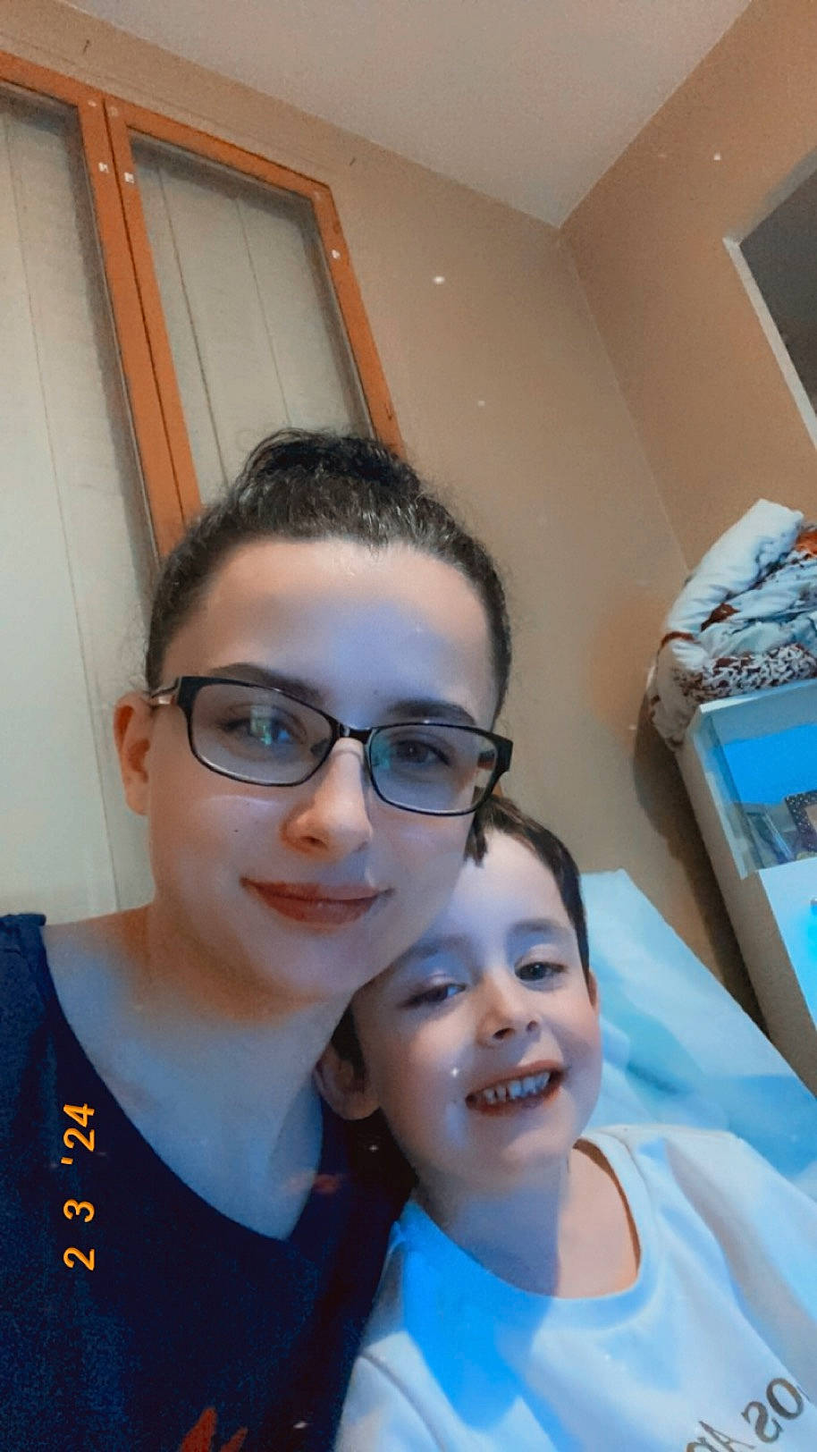 Jaylon participe au concours pour gagner de l'argent avec cette photo : beauty, black_hair, chin, clothing, eyebrow, eyewear, forehead, fun, gesture, glasses, hairstyle, happy, head, headwear, jaw, joy, nose, person, selfie, skin