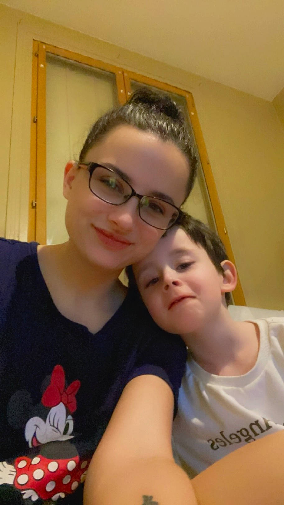 Jaylon a rejoint le concours — aidez-le/la à gagner de superbes lots ! black_hair, cheek, event, eyebrow, eyewear, facial_expression, forehead, fun, gesture, glasses, happy, hug, joy, logo, nose, person, room, selfie, smile, t_shirt