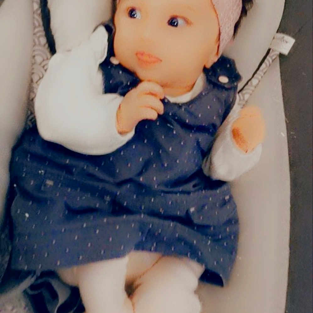 Kamilya a rejoint le concours — aidez-le/la à gagner de superbes lots ! arm, baby_toddler_clothing, cheek, child, chin, doll, eye, eyebrow, eyelash, face, headgear, lip, pattern, sitting, skin, sleeve, textile, toy, white, wig