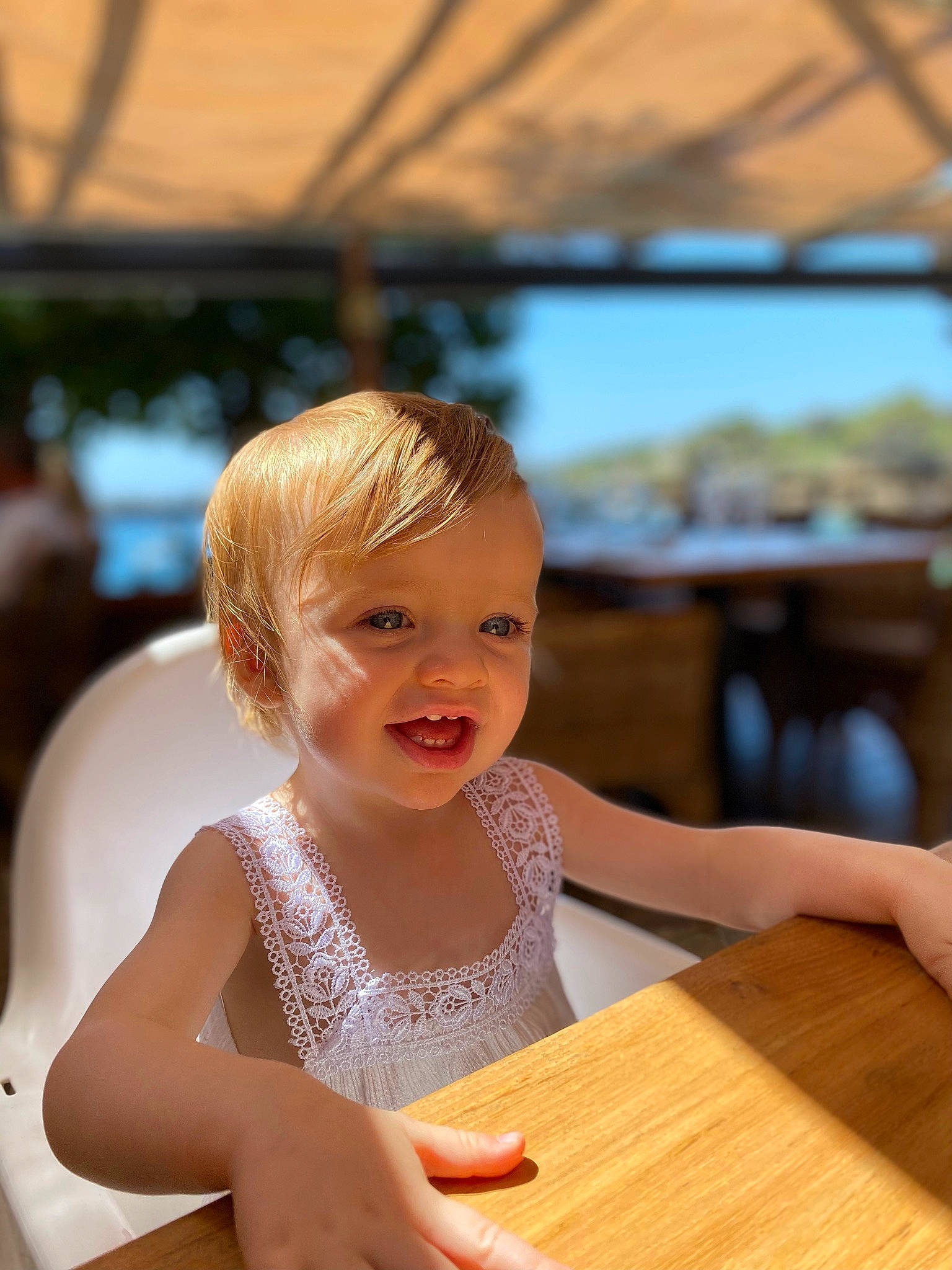 Mathilde a rejoint le concours — aidez-le/la à gagner de superbes lots ! baby, baby_grabbing_for_something, baby_toddler_clothing, blond, child, finger, jewellery, kitchen_dining_room_table, nail, nose, person, plywood, summer, toddler, varnish, wood_stain