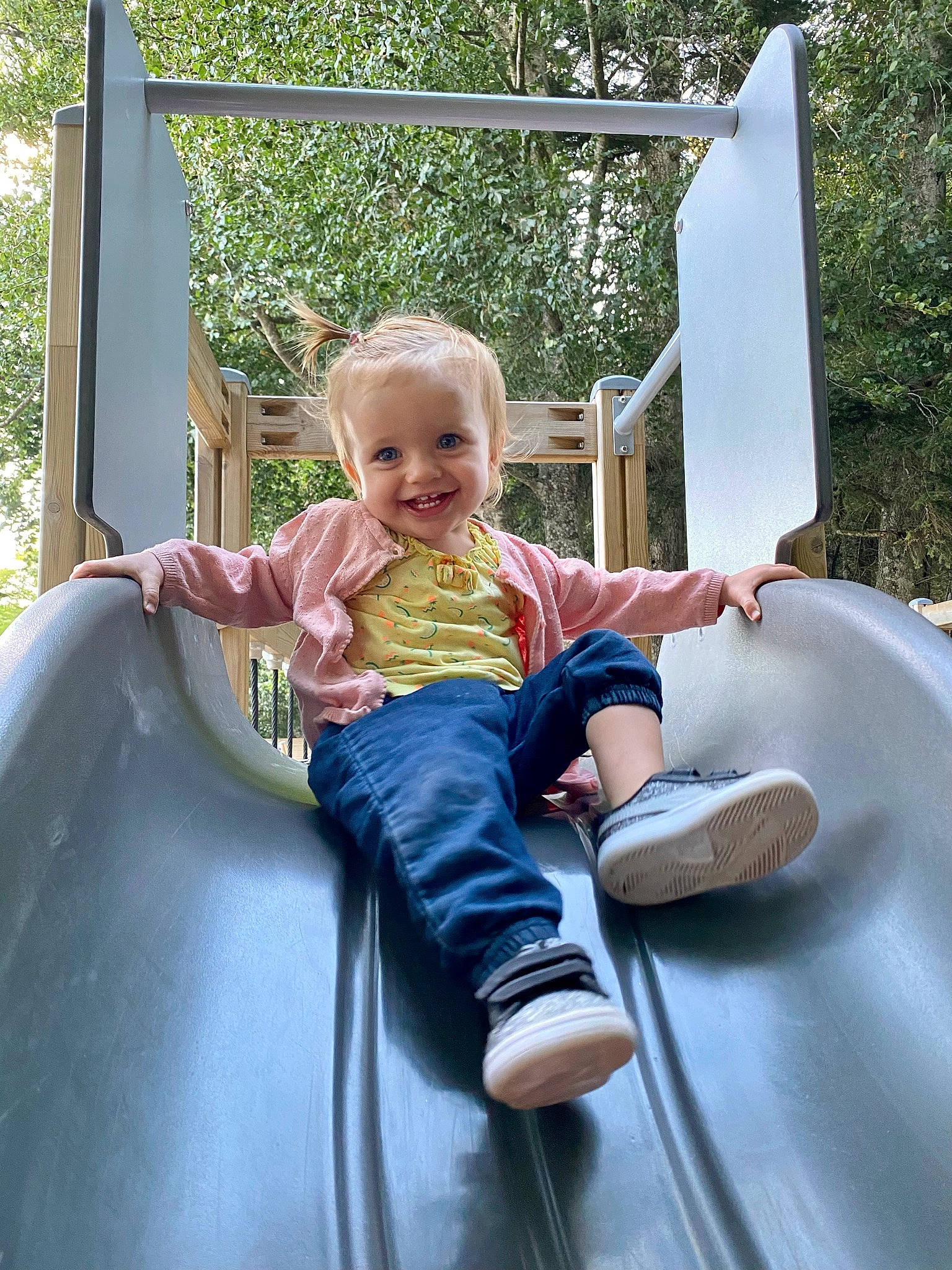 Mathilde a rejoint le concours — aidez-le/la à gagner de superbes lots ! baby, baby_toddler_clothing, blond, child, chute, fun, happy, human_settlement, joy, laugh, leisure, outdoor_play_equipment, person, play, playground, playground_slide, public_space, recreation, summer, thumb