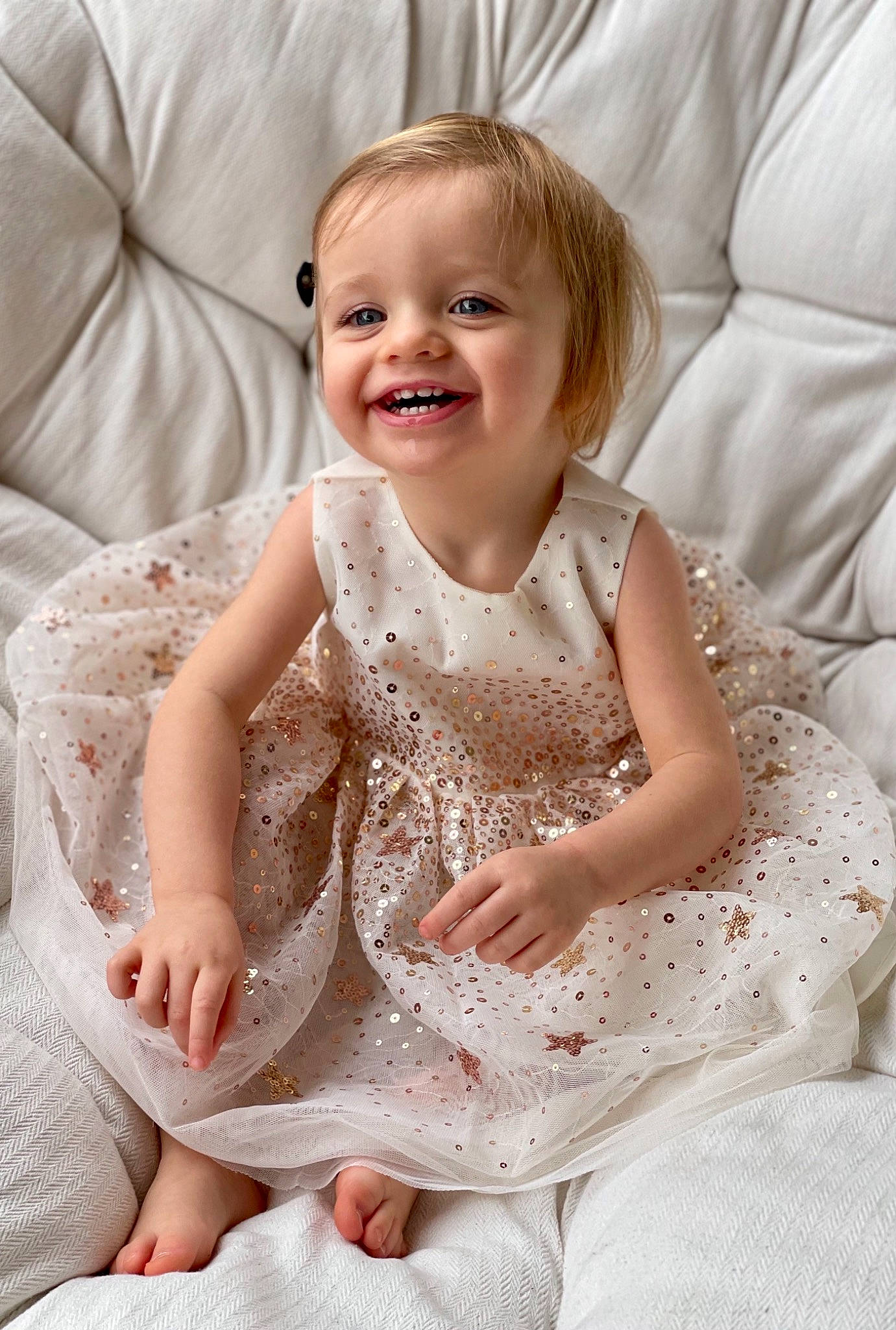 Mathilde a rejoint le concours — aidez-le/la à gagner de superbes lots ! baby_toddler_clothing, barefoot, child, comfort, couch, facial_expression, finger, hand, happy, human, iris, joy, laugh, living_room, mouth, nose, person, shoe, sitting, skin