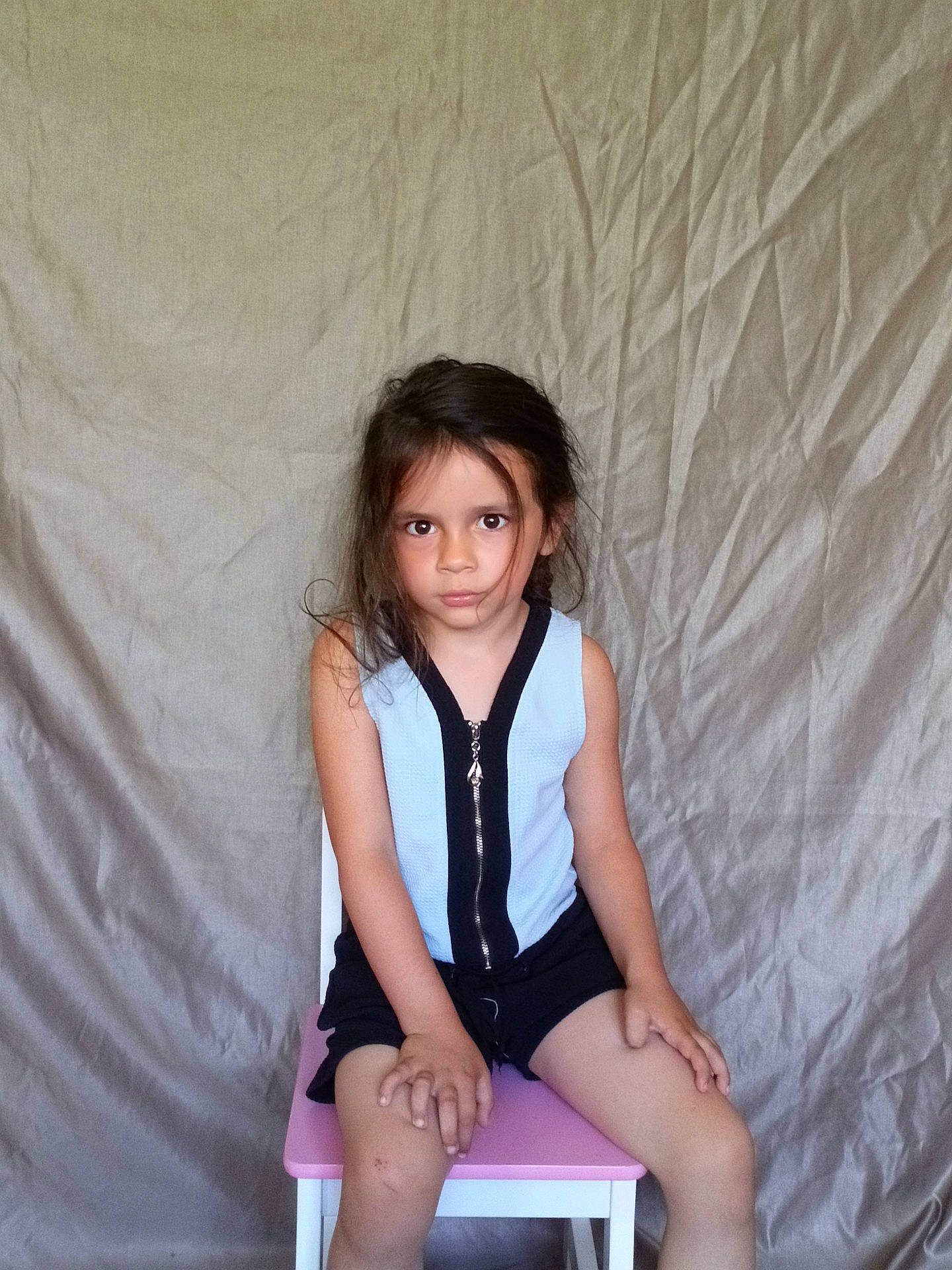 Rachel participe au concours pour gagner de l'argent avec cette photo : abdomen, arm, beauty, black_hair, brown_hair, child_model, fun, girl, hairstyle, human_body, human_hair_color, leg, long_hair, neck, person, photo_shoot, shoulder, sitting, smile, thigh