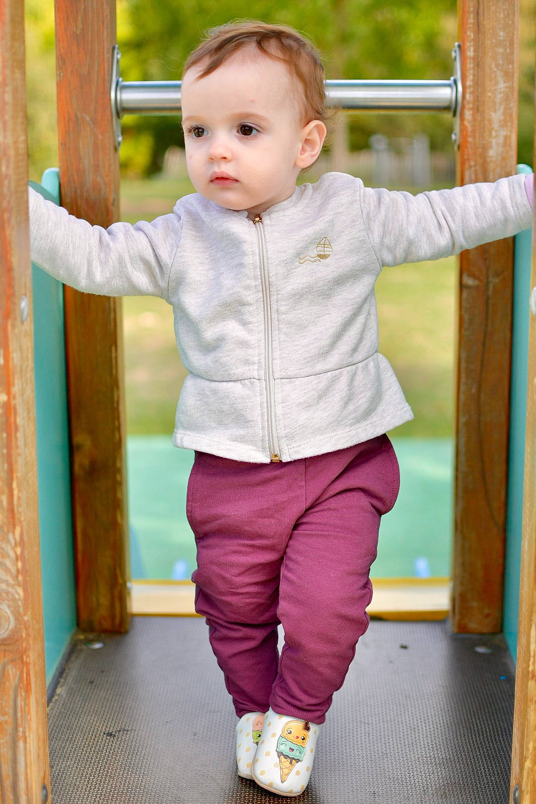 Lou a rejoint le concours — aidez-le/la à gagner de superbes lots ! arm, baby, baby_toddler_clothing, cheek, child, face, fun, gesture, happy, head, magenta, person, photograph, pink, sleeve, standing, thumb, toddler, white, wood