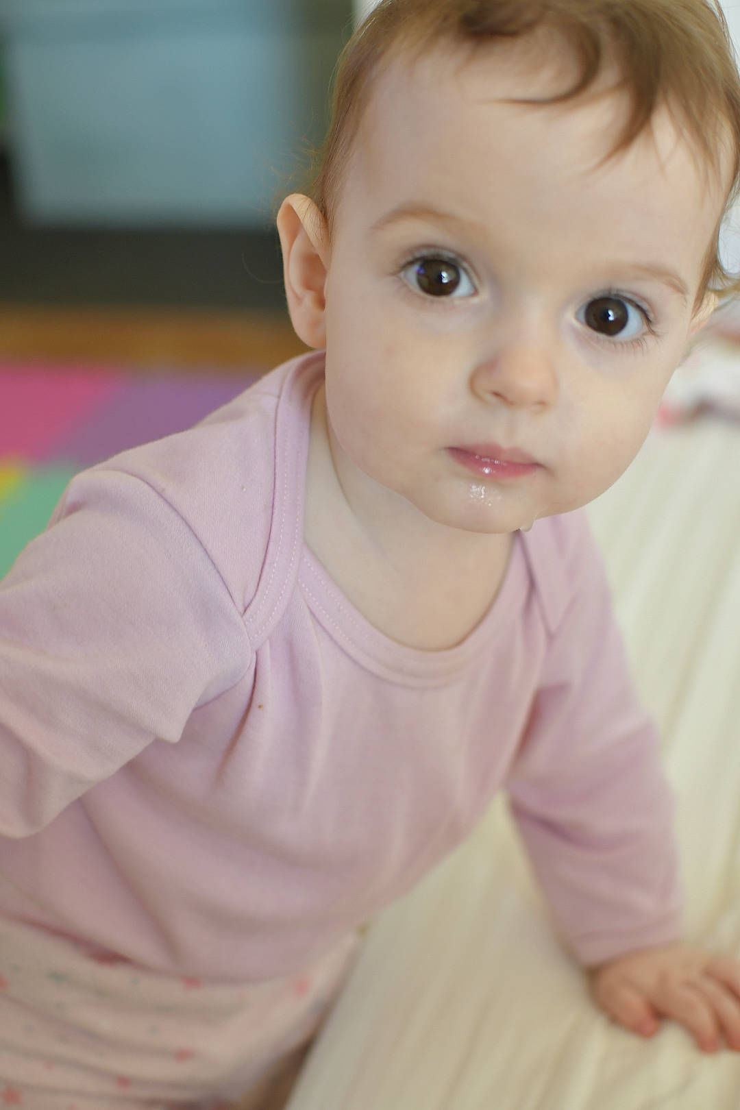 Lou participe au concours pour gagner de l'argent avec cette photo : baby, baby_crawling, baby_toddler_clothing, cheek, child, eyelash, flooring, fun, happy, human_body, iris, lip, no_expression, nose, person, sitting, skin, sleeve, t_shirt, toddler