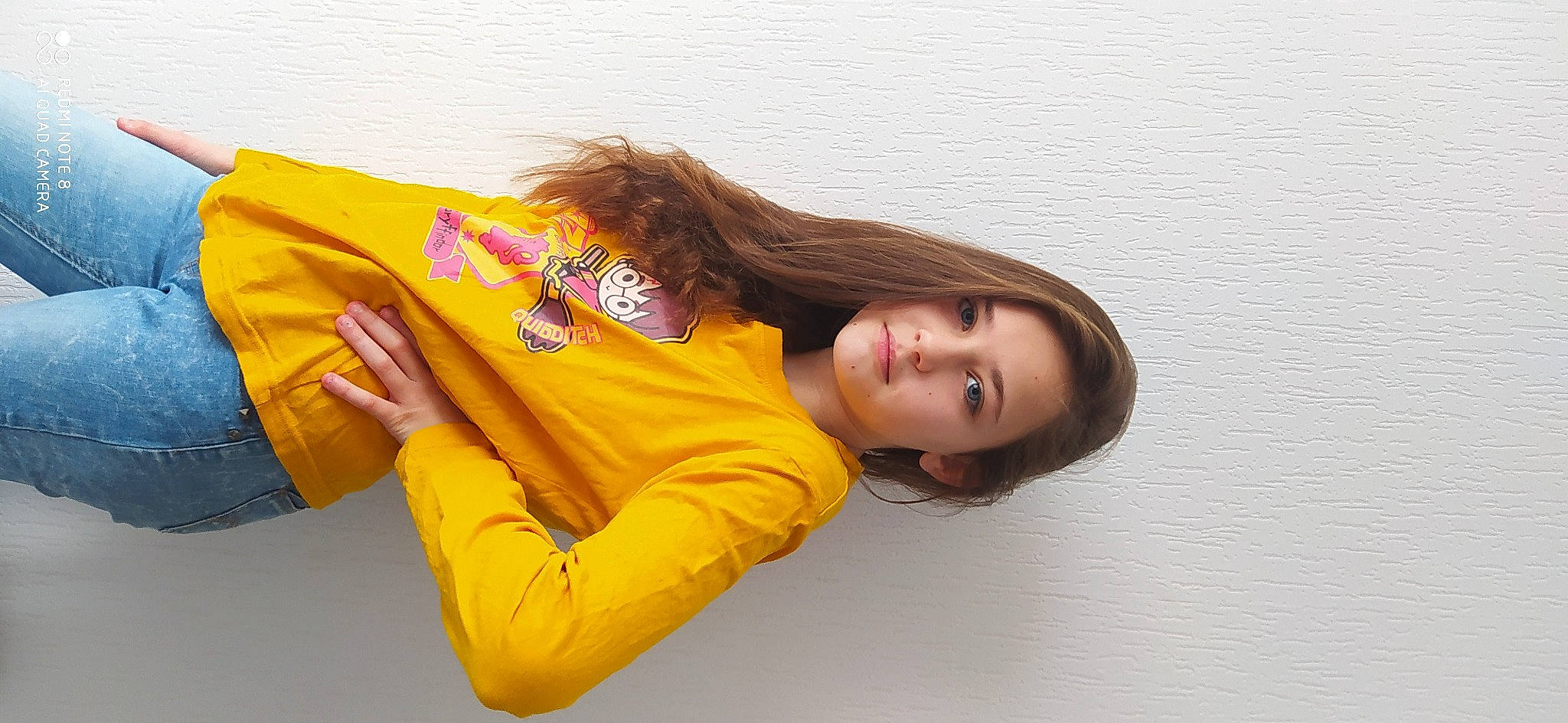 Kassydee a rejoint le concours — aidez-le/la à gagner de superbes lots ! comfort, couch, elbow, fashion_accessory, flash_photography, fun, gesture, happy, human_leg, lipstick, long_hair, magenta, person, shoulder, sitting, sleeve, smile, sportswear, t_shirt, thigh