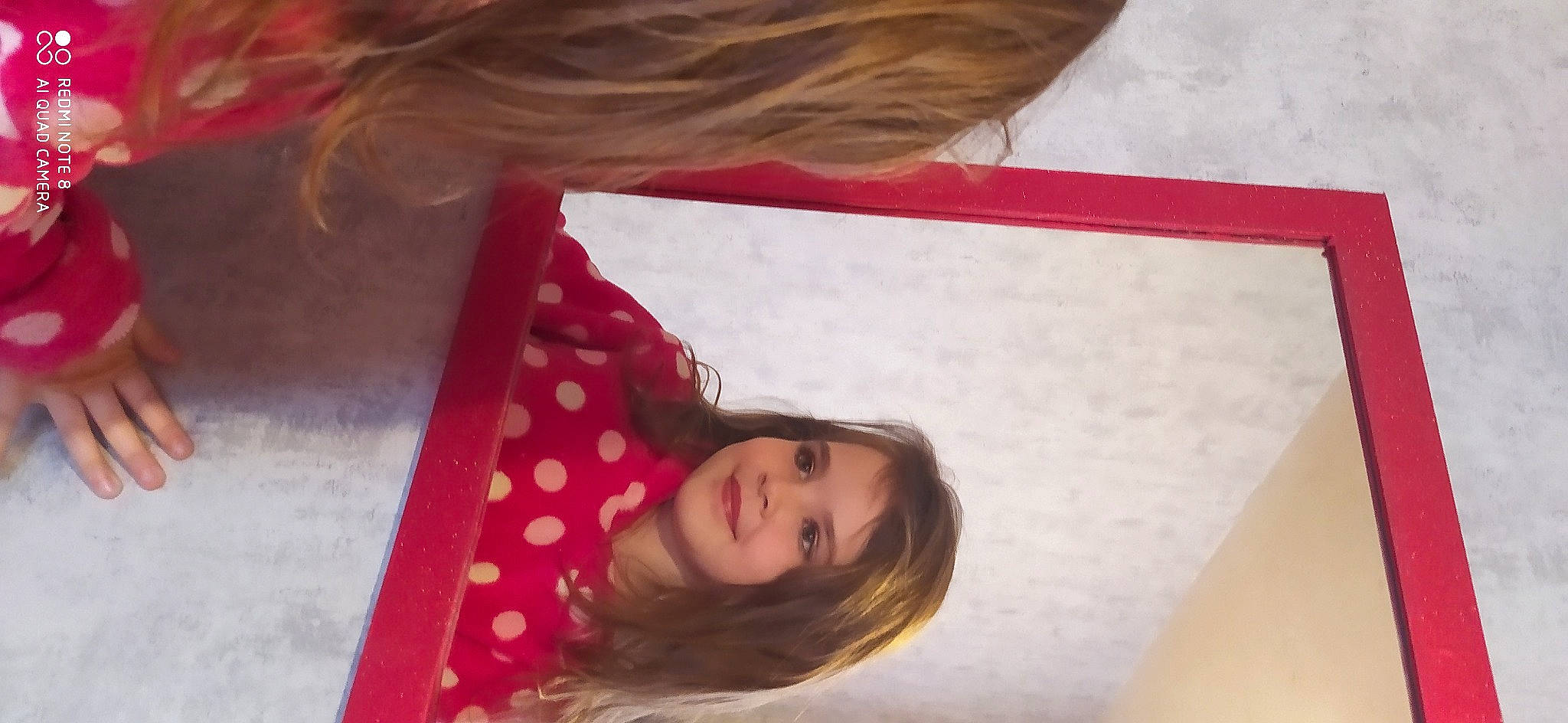 Shanaël a rejoint le concours — aidez-le/la à gagner de superbes lots ! blond, brown_hair, child, eye, face, fashion_accessory, fun, happy, joy, linens, lip, magenta, pattern, person, pink, polka_dot, portrait_photography, skin, textile, toddler