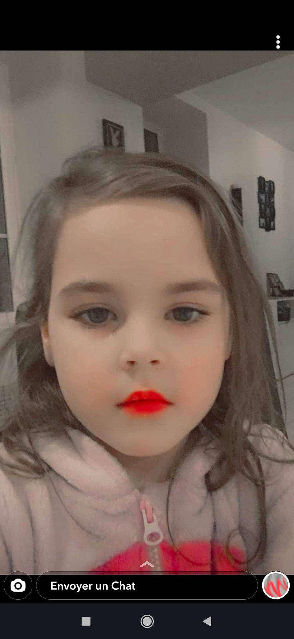 Shanaël participe au concours pour gagner de l'argent avec cette photo : bangs, cheek, chin, eye, eyebrow, eyelash, face, forehead, happy, iris, jaw, lip, lipstick, long_hair, mouth, neck, no_expression, nose, person, selfie