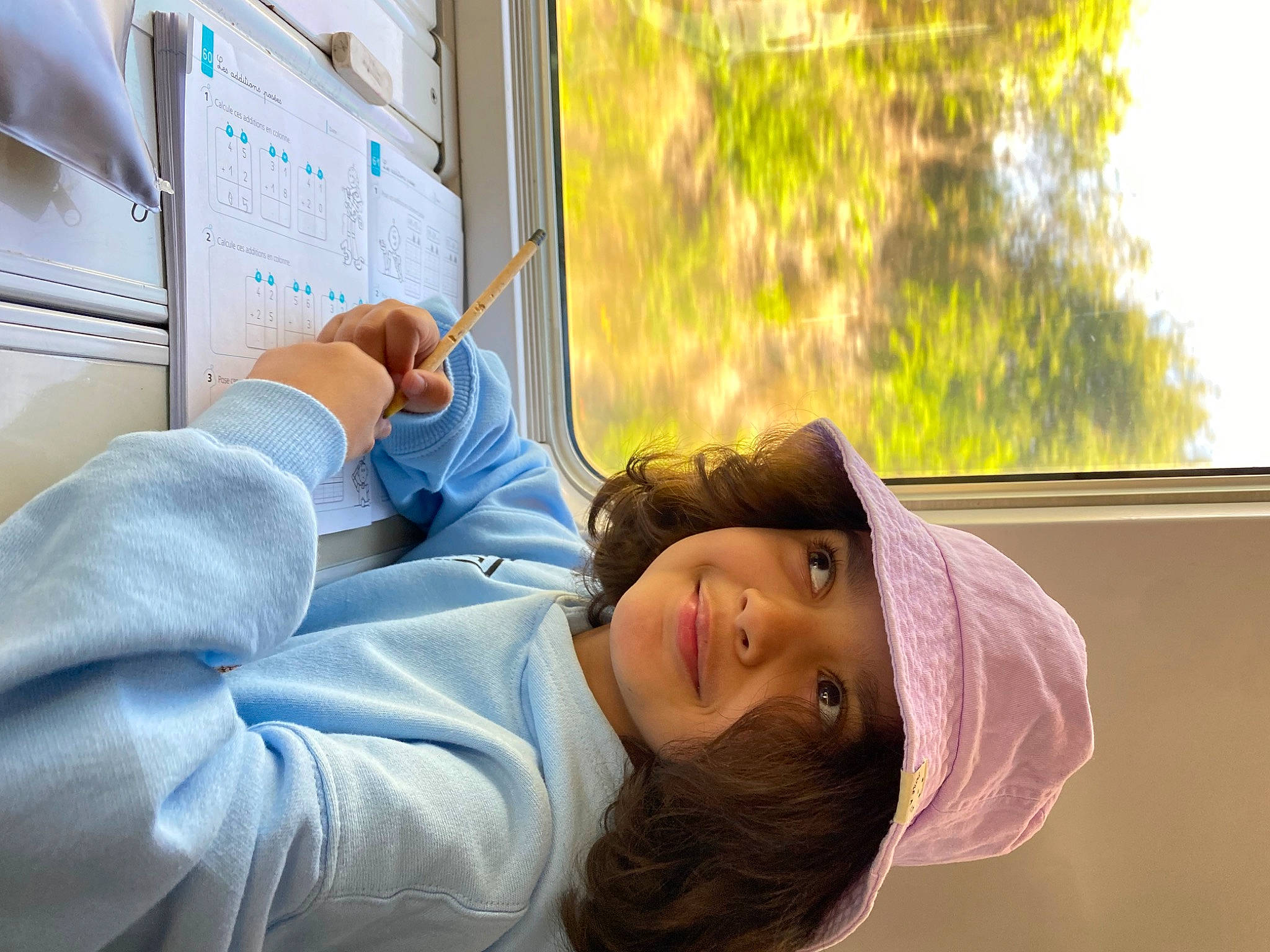 Jasmine a rejoint le concours — aidez-le/la à gagner de superbes lots ! air_travel, comfort, eyewear, fun, happy, headwear, joy, leisure, passenger, person, plant, public_transport, room, sitting, train, transport, travel, tree, vacation, window