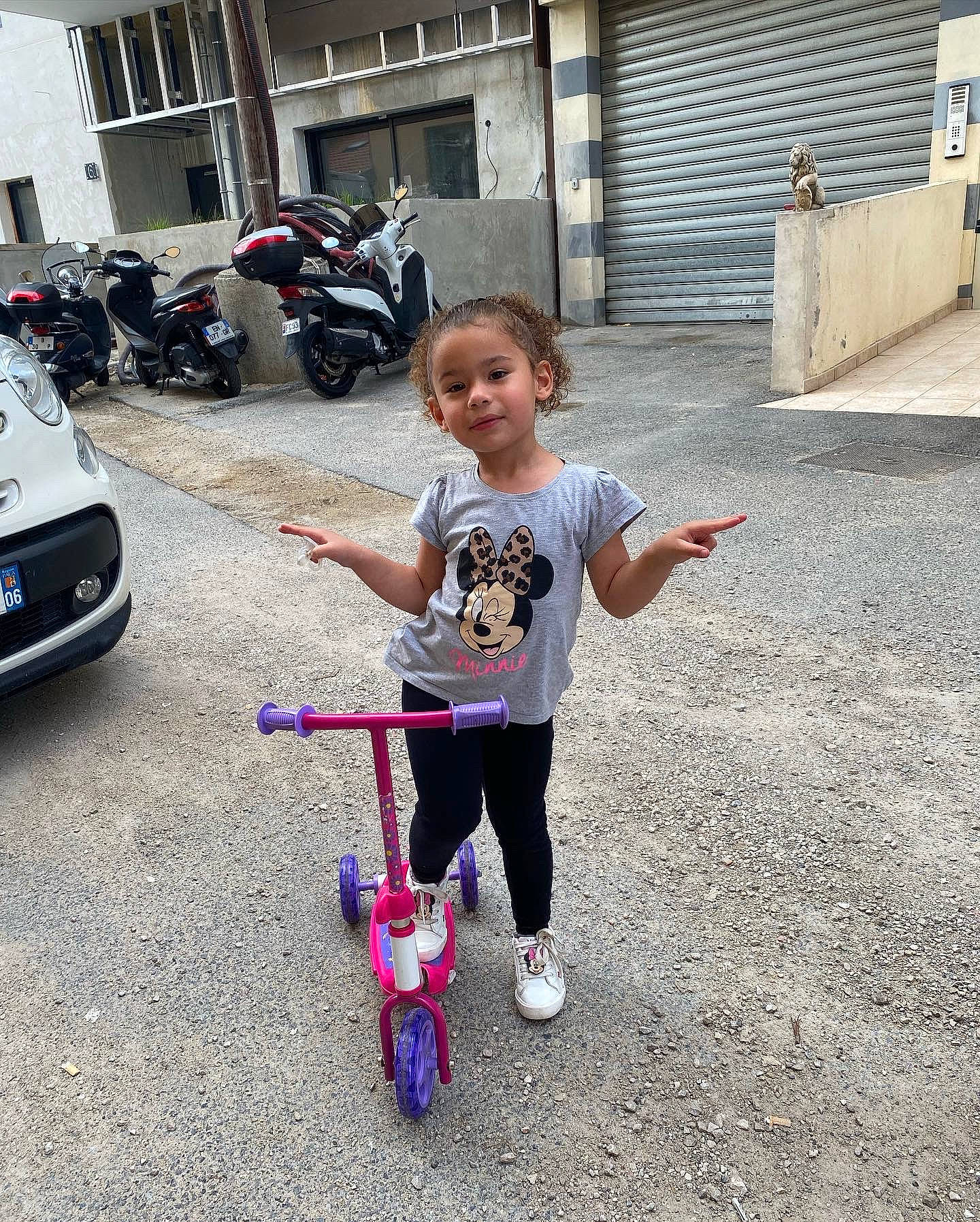 Syrine participe au concours pour gagner de l'argent avec cette photo : asphalt, automotive_lighting, automotive_tire, automotive_wheel_system, bicycle_tire, city, joy, land_vehicle, motor_vehicle, person, personal_luxury_car, recreation, rim, road, road_surface, rolling, sidewalk, smile, tire, toddler