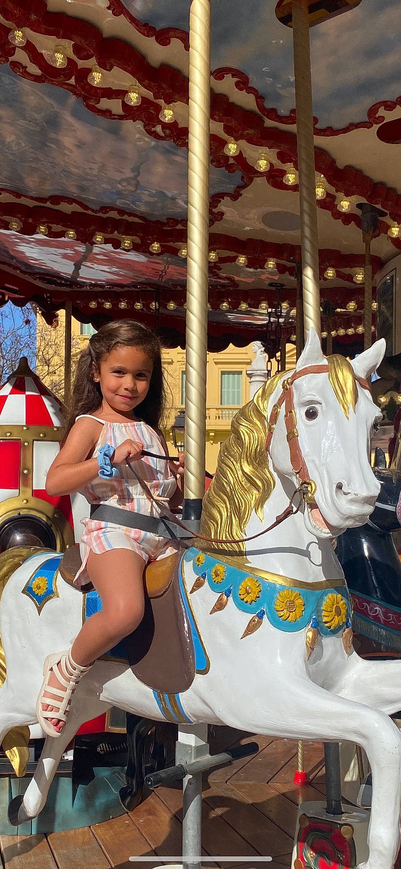 Idaya a rejoint le concours — aidez-le/la à gagner de superbes lots ! amusement_ride, bridle, carousel, event, fun, happy, horse, horse_supplies, horse_tack, joy, leisure, pack_animal, person, playground, recreation, saddle, shorts, smile, snapshot, thigh