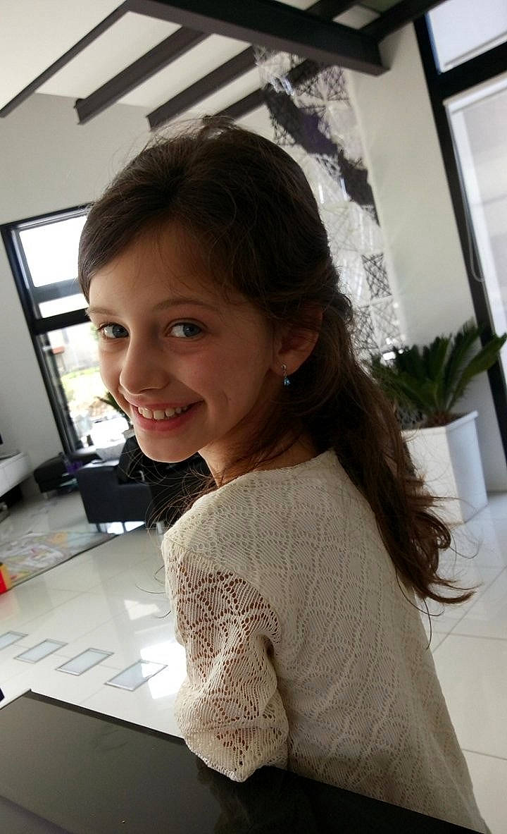 Anaïs a rejoint le concours — aidez-le/la à gagner de superbes lots ! beauty, brown_hair, design, fun, girl, hair, hairstyle, joy, long_hair, outerwear, person, shoulder, smile