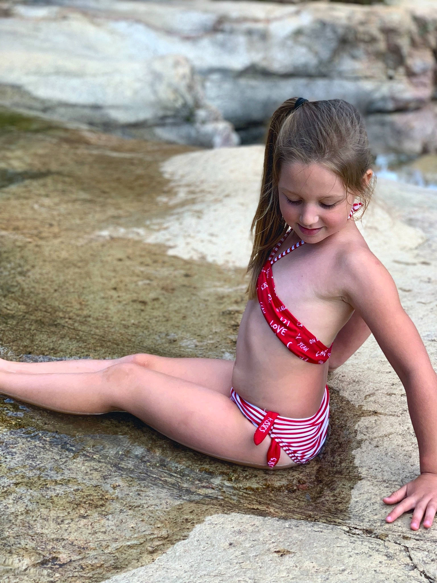 Calie a rejoint le concours — aidez-le/la à gagner de superbes lots ! black_hair, brassiere, chest, face, flash_photography, grass, hair, happy, head, human_body, joy, leg, lingerie, lip, navel, people_in_nature, person, smile, swimwear, thigh