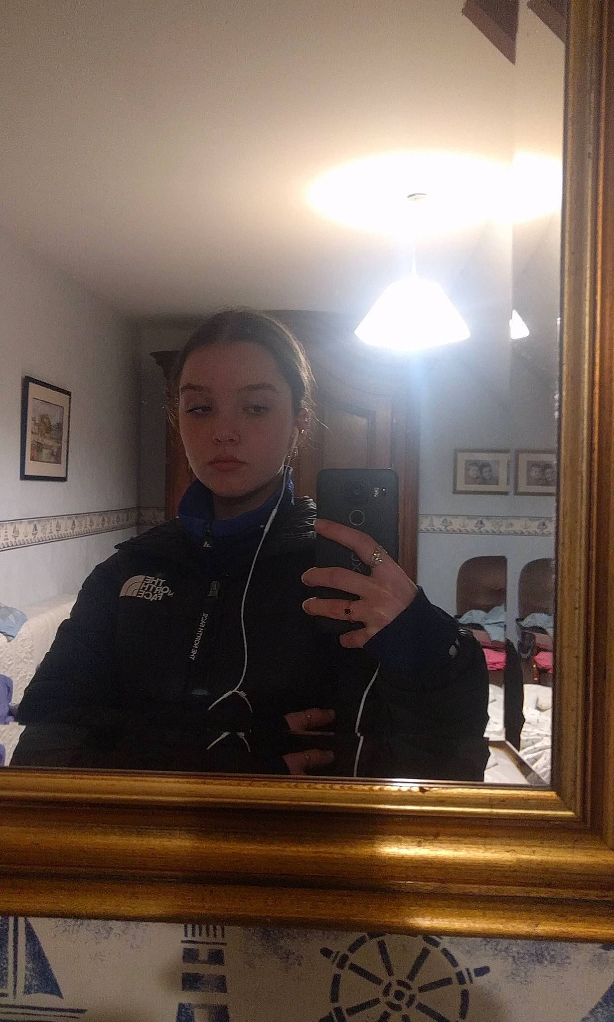 Elsa participe au concours pour gagner de l'argent avec cette photo : audio_equipment, coat, electronic_device, eyewear, facial_hair, fun, hoodie, jacket, jewellery, microphone, mirror, person, personal_protective_equipment, picture_frame, room, sitting, standing, sunglasses, t_shirt, table