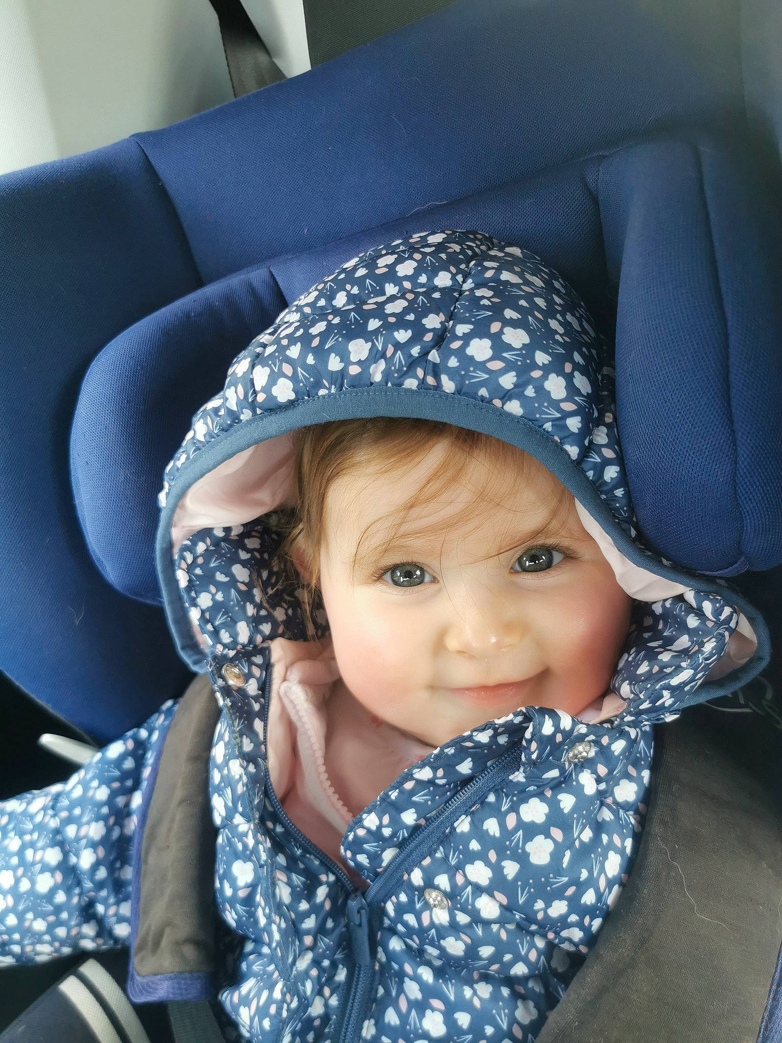 Elena participe au concours pour gagner de l'argent avec cette photo : auto_part, baby, baby_toddler_clothing, blue, cap, car_seat, child, comfort, electric_blue, eye, face, facial_expression, fun, hat, headgear, headwear, iris, person, smile, toddler