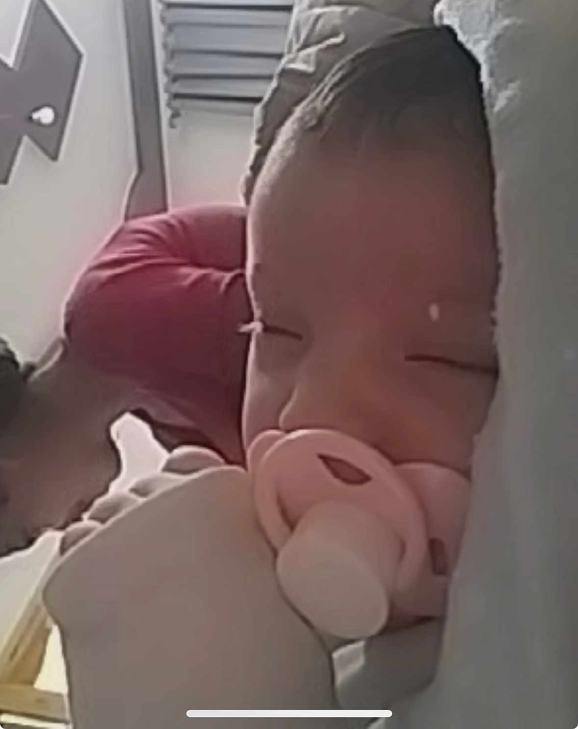 Anfal a rejoint le concours — aidez-le/la à gagner de superbes lots ! baby, pacifier, sleeping, person, indoor, face, closeup, blanket, head, rest, toddler, child, soft, candid, portrait, human, cozy, bed, comfort, blurred_background